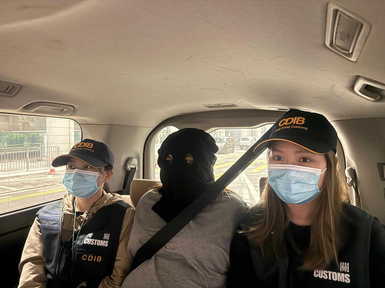 香港海關昨日（三月二十六日）在香港國際機場偵破一宗入境旅客販運毒品的案件，檢獲約四公斤懷疑大麻花，市值約九十萬元。圖示該名二十五歲被捕女子。


