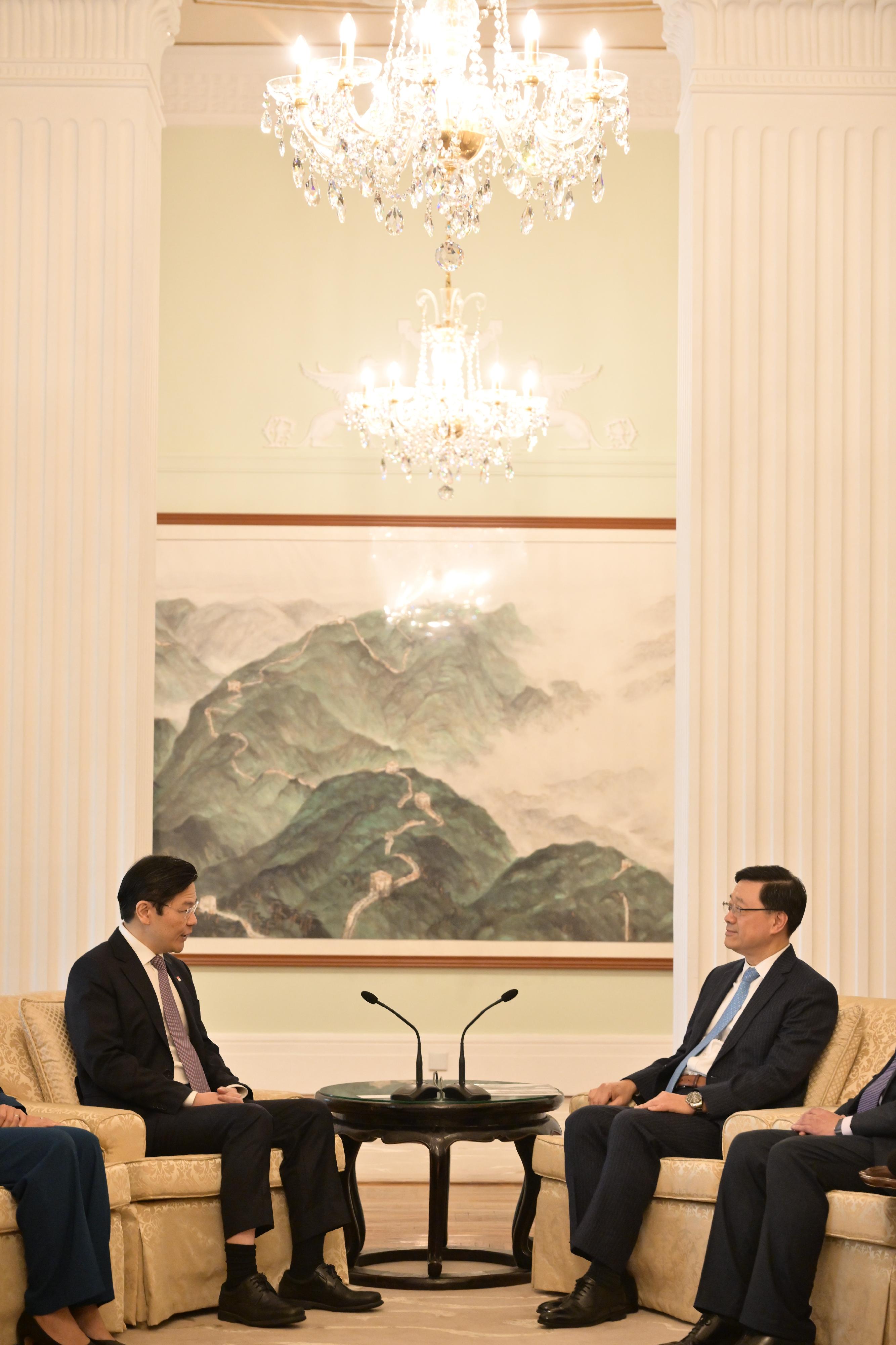 行政長官李家超今日（三月二十七日）在禮賓府與訪港的新加坡總理兼財政部長黃循財會面。圖示李家超（右）在禮賓府與黃循財（左）會面，就雙方關注的議題交換意見。