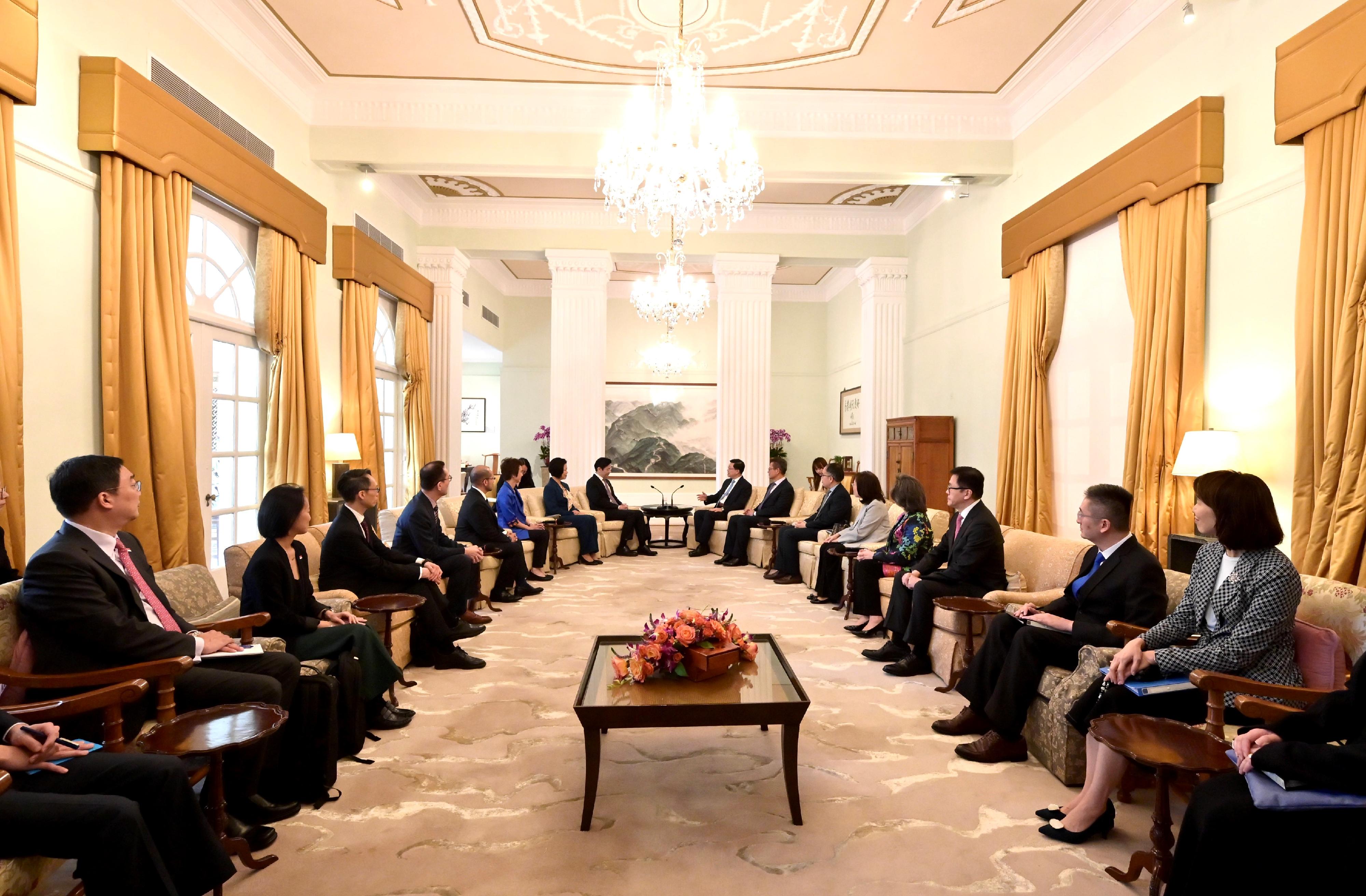 行政長官李家超今日（三月二十七日）在禮賓府與訪港的新加坡總理兼財政部長黃循財會面。圖示李家超（右八）在禮賓府與黃循財（左八）會面，就雙方關注的議題交換意見。