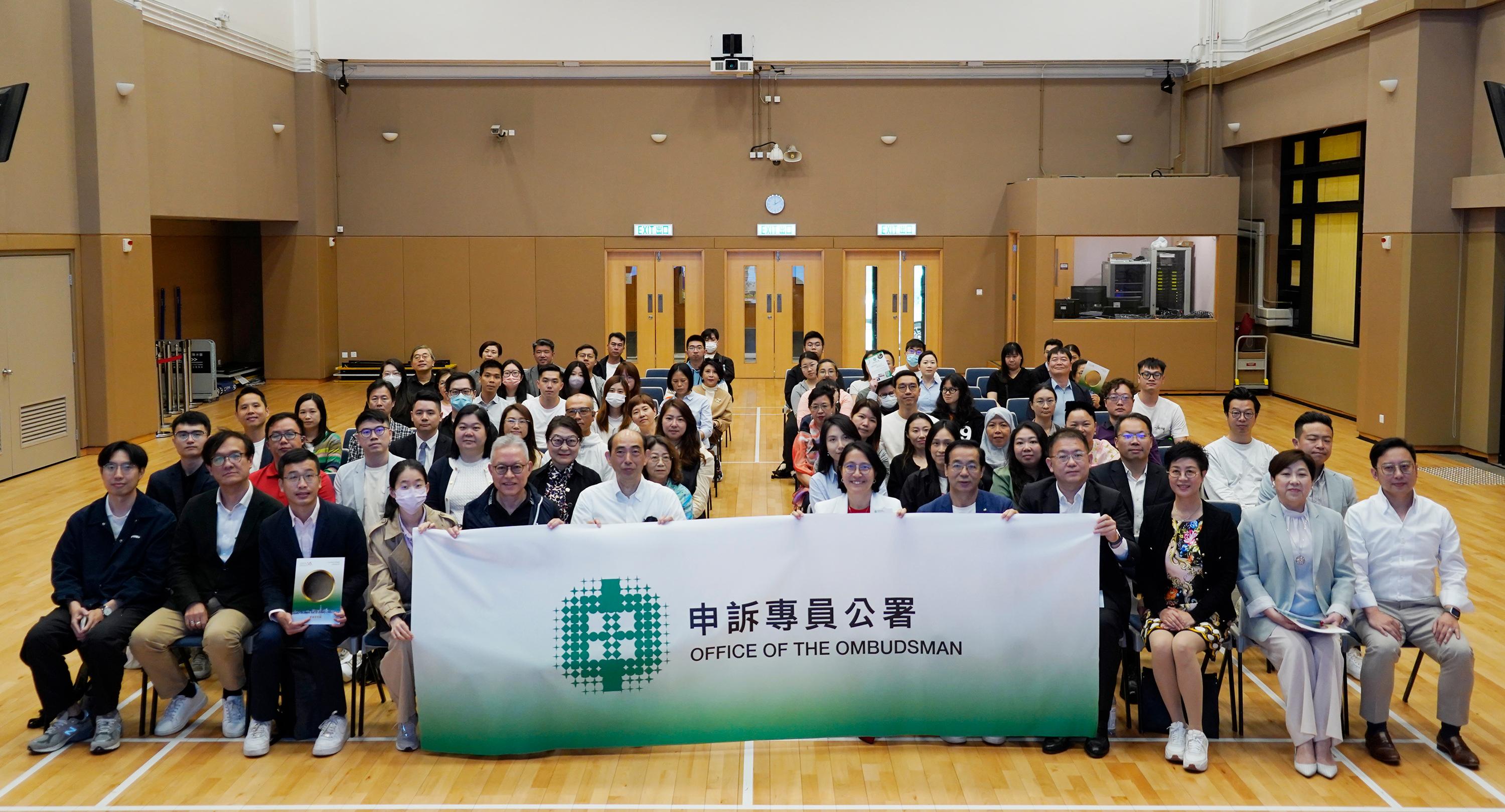 申訴專員公署轄下香港國際申訴專員學院今日(三月二十七日)在禮頓山社區會堂舉辦「公共行政與你」講座,向區議員和議員助理介紹公署的職能及工作。