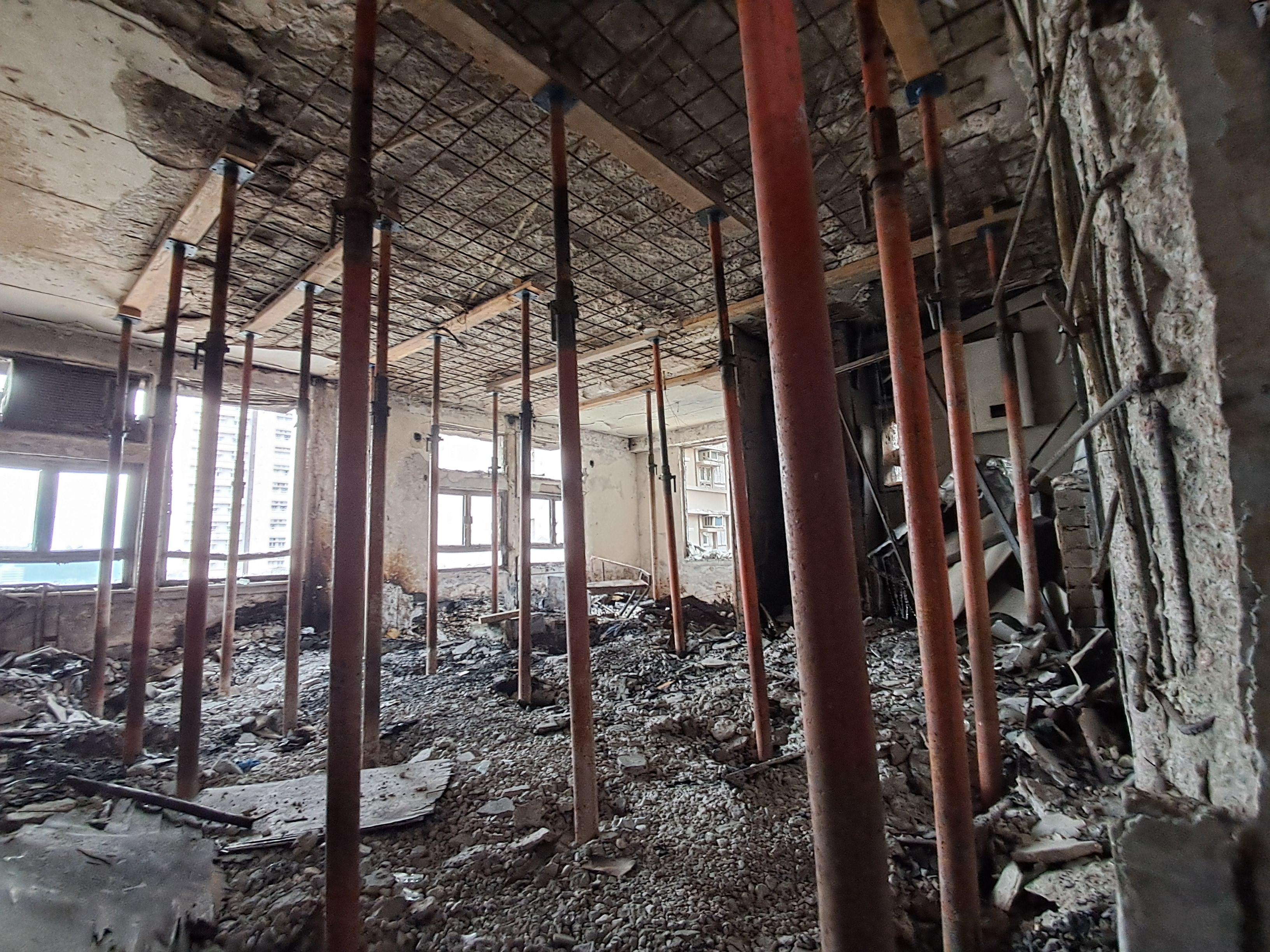 政府今日（三月二十七日）公布大埔宏福苑七幢受火樓宇居民返回單位執拾的安排。有樓宇上層狀況良好但下層結構損毀嚴重。圖示下層單位。