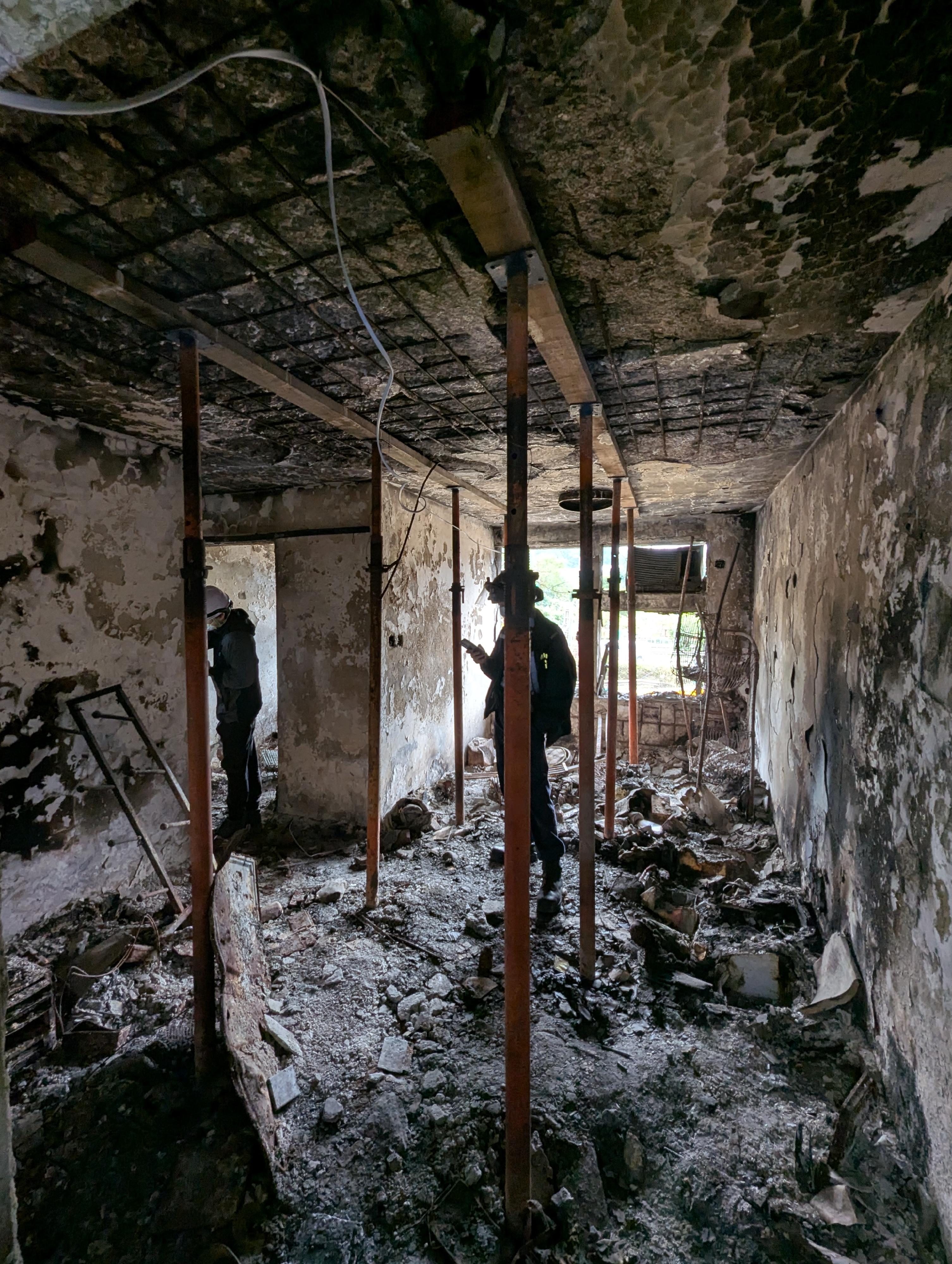 政府今日（三月二十七日）公布大埔宏福苑七幢受火樓宇居民返回單位執拾的安排。圖示單位結構損毀嚴重。