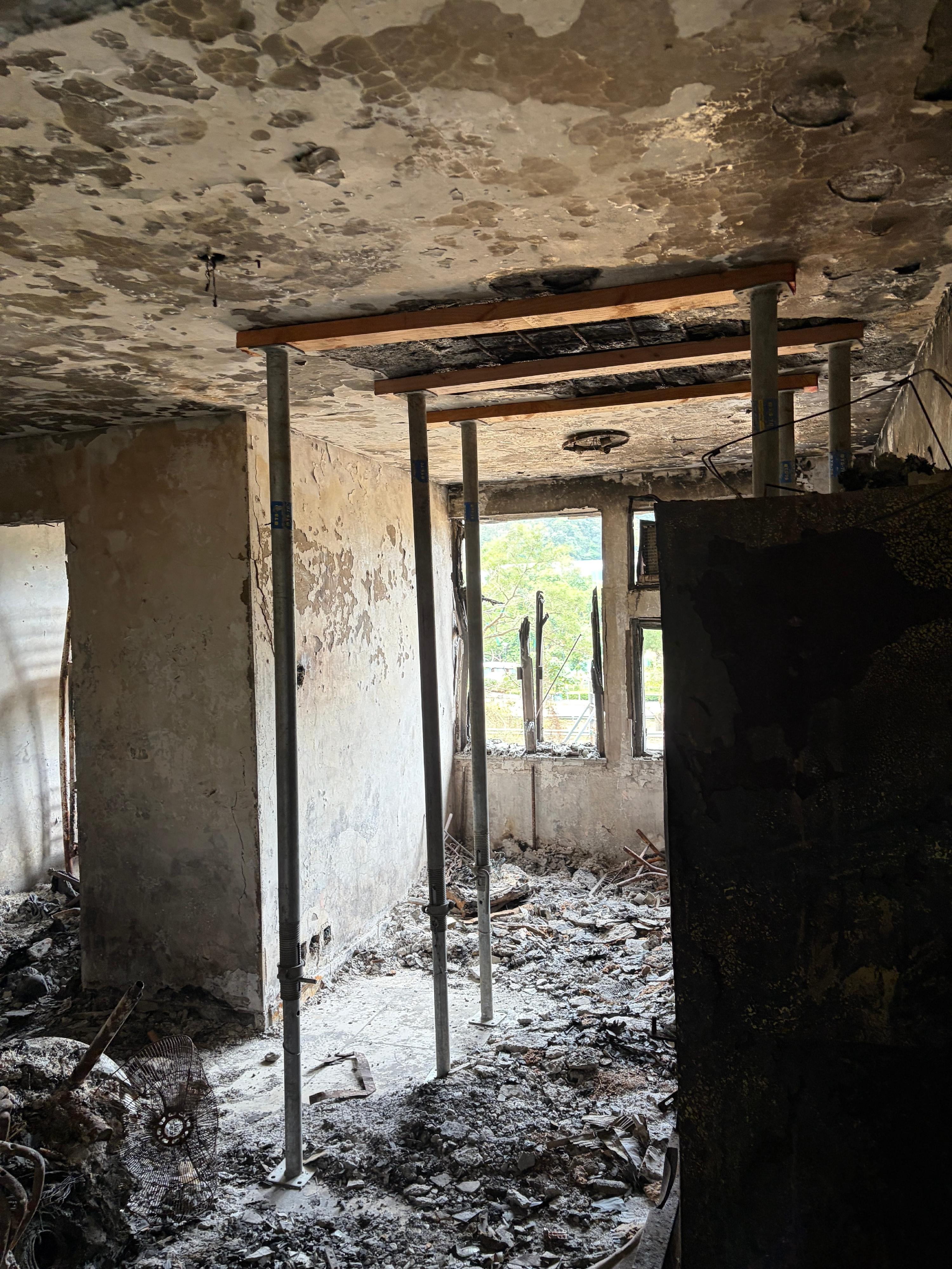 政府今日（三月二十七日）公布大埔宏福苑七幢受火樓宇居民返回單位執拾的安排。圖示單位結構損毀嚴重。