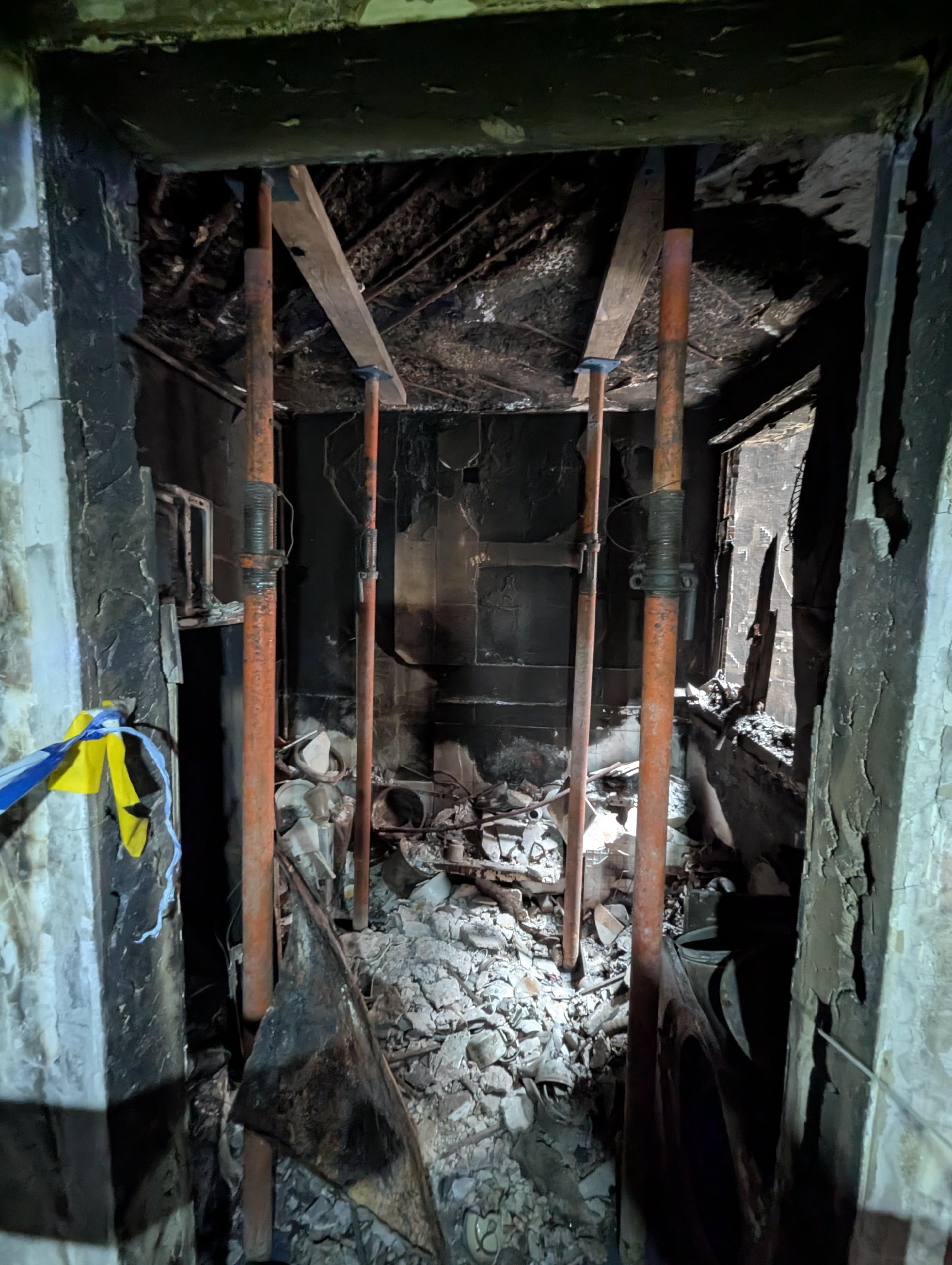 政府今日（三月二十七日）公布大埔宏福苑七幢受火樓宇居民返回單位執拾的安排。圖示單位結構損毀嚴重。