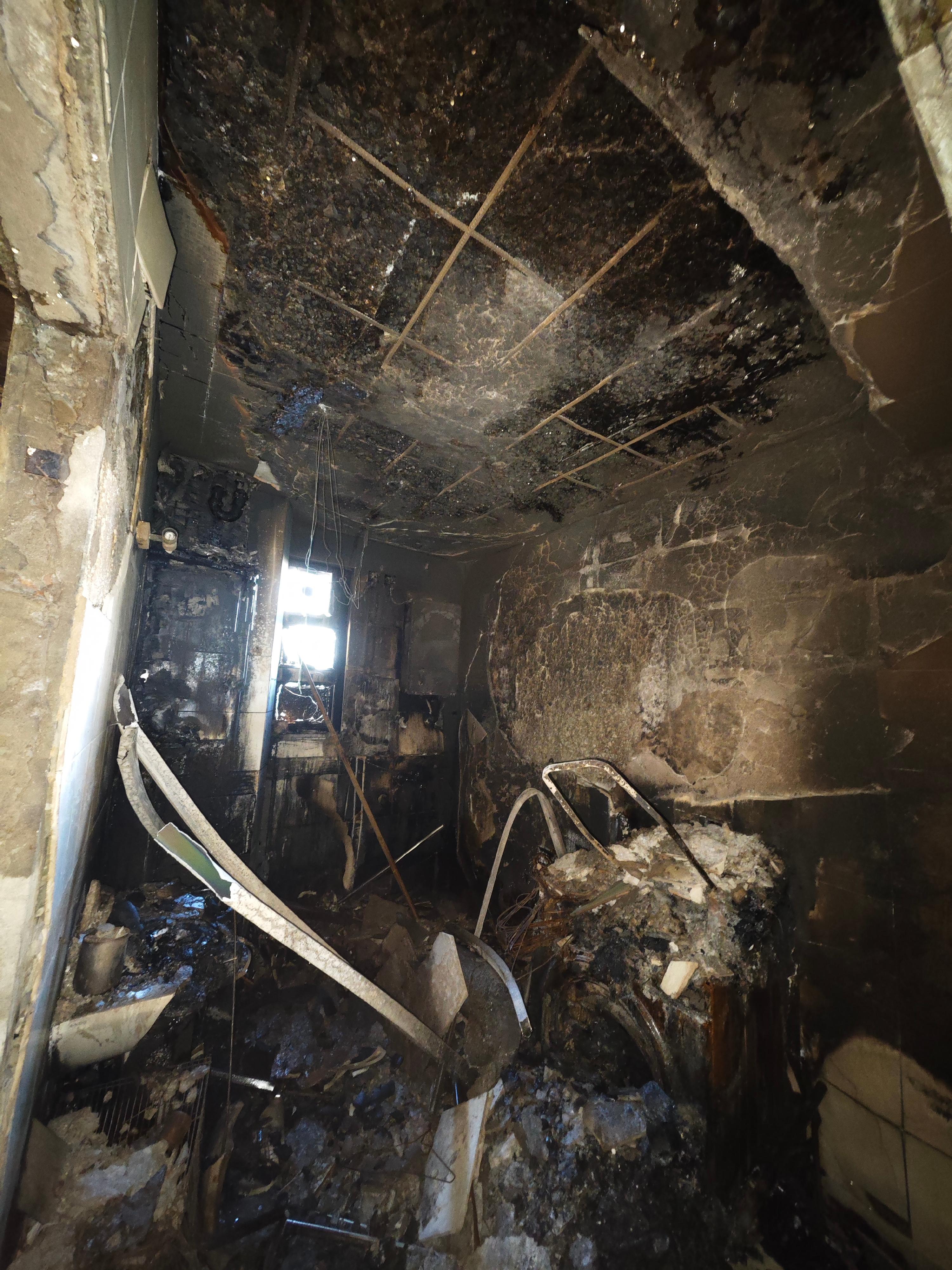 政府今日（三月二十七日）公布大埔宏福苑七幢受火樓宇居民返回單位執拾的安排。圖示單位結構損毀嚴重。