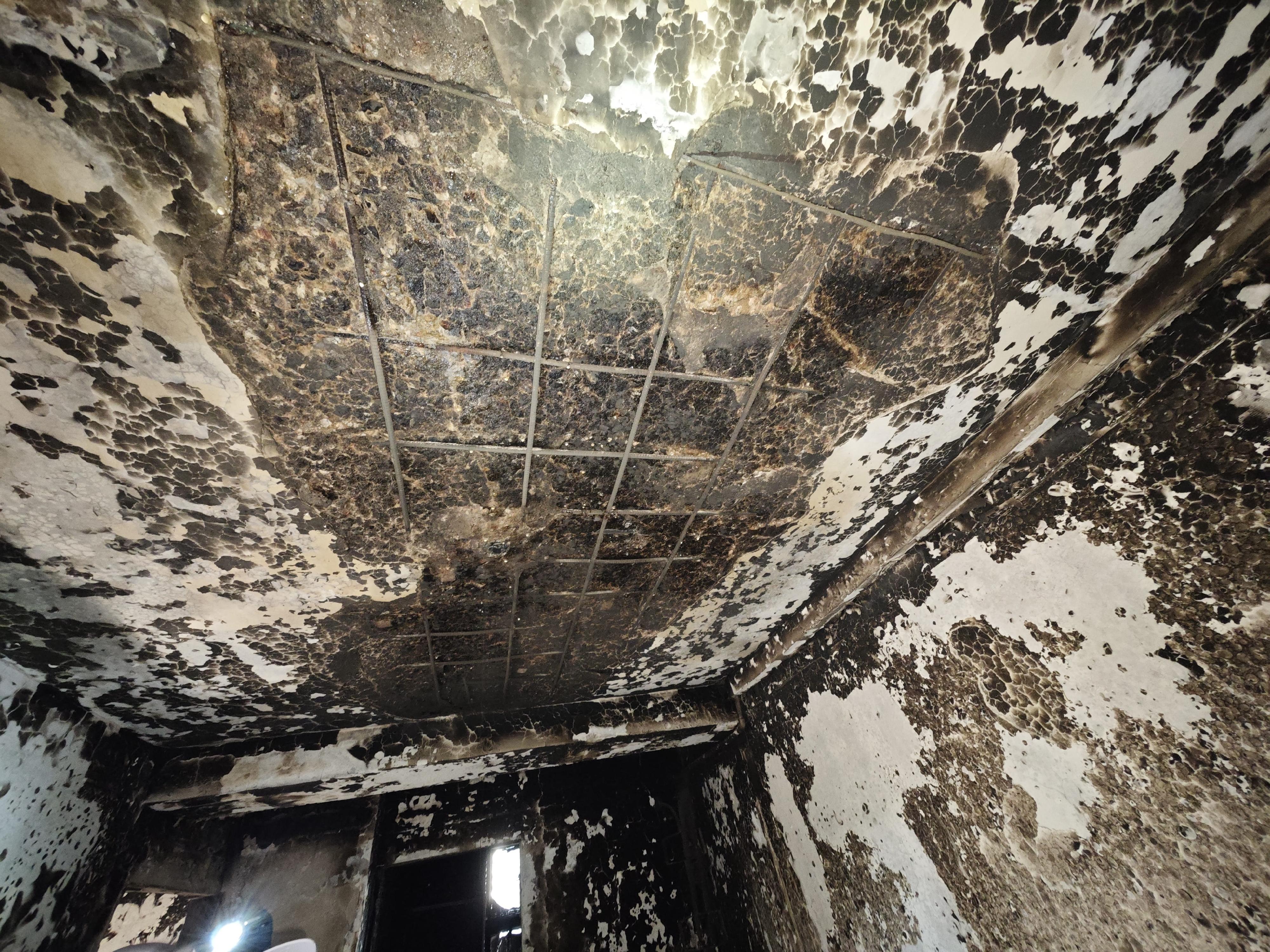 政府今日（三月二十七日）公布大埔宏福苑七幢受火樓宇居民返回單位執拾的安排。圖示單位結構損毀嚴重。