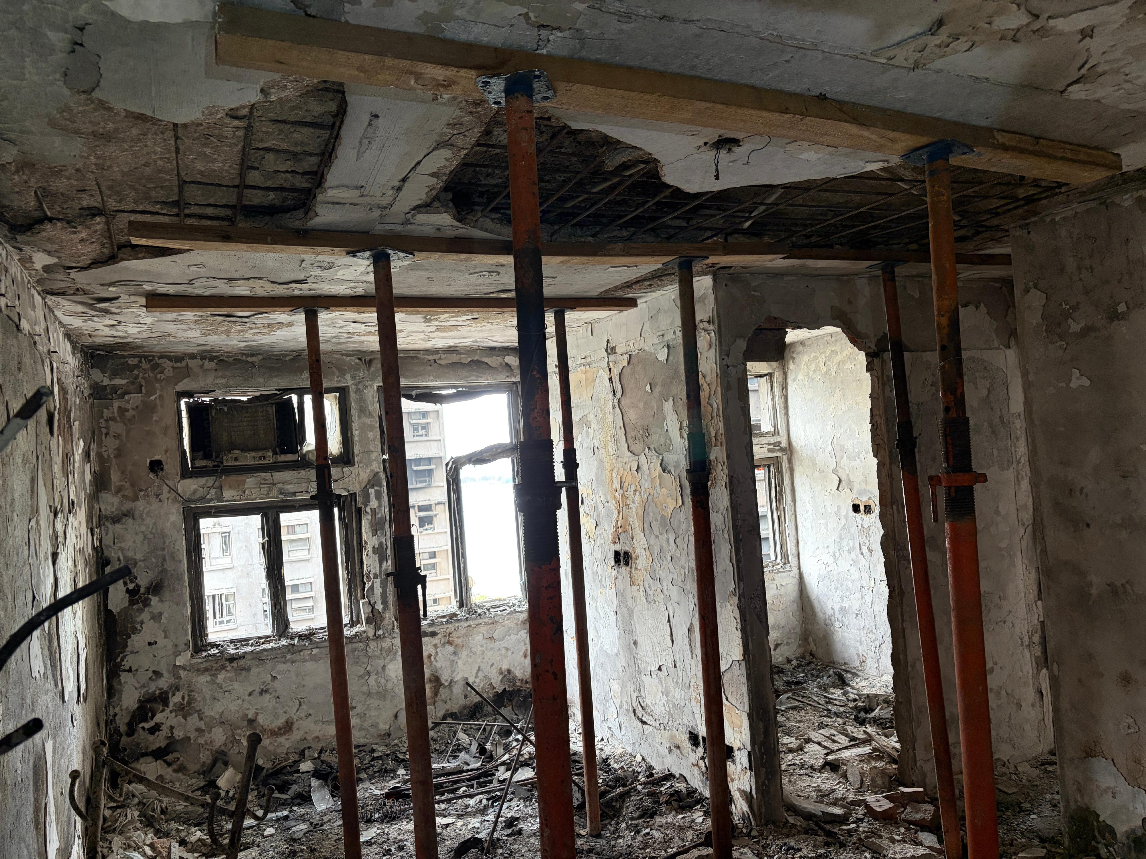 政府今日（三月二十七日）公布大埔宏福苑七幢受火樓宇居民返回單位執拾的安排。圖示單位結構損毀嚴重。