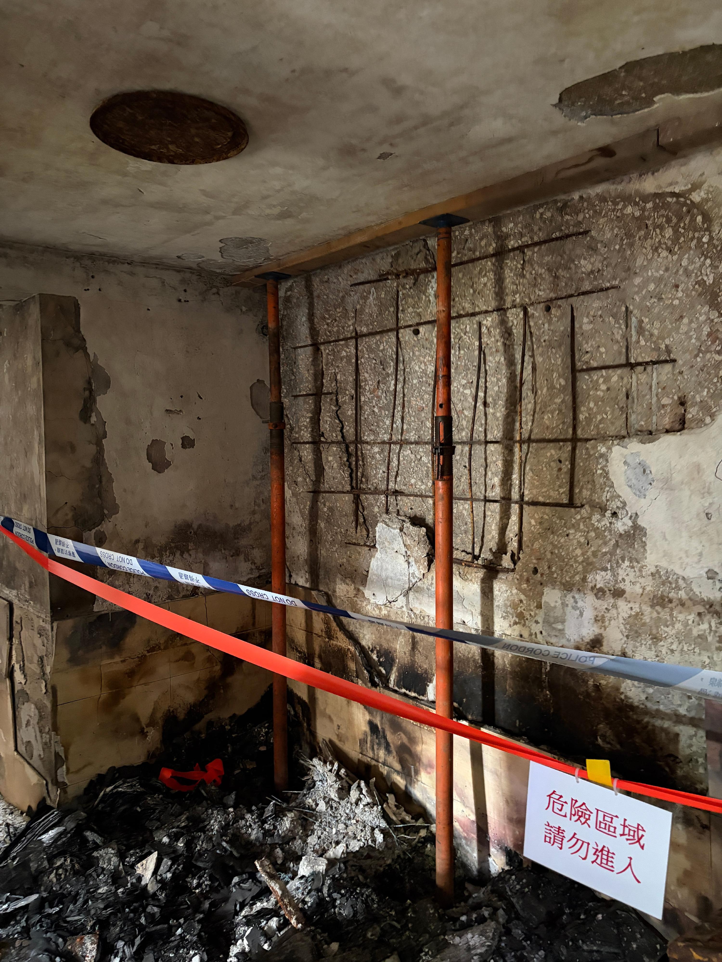 政府今日（三月二十七日）公布大埔宏福苑七幢受火樓宇居民返回單位執拾的安排。圖示單位結構損毀嚴重。