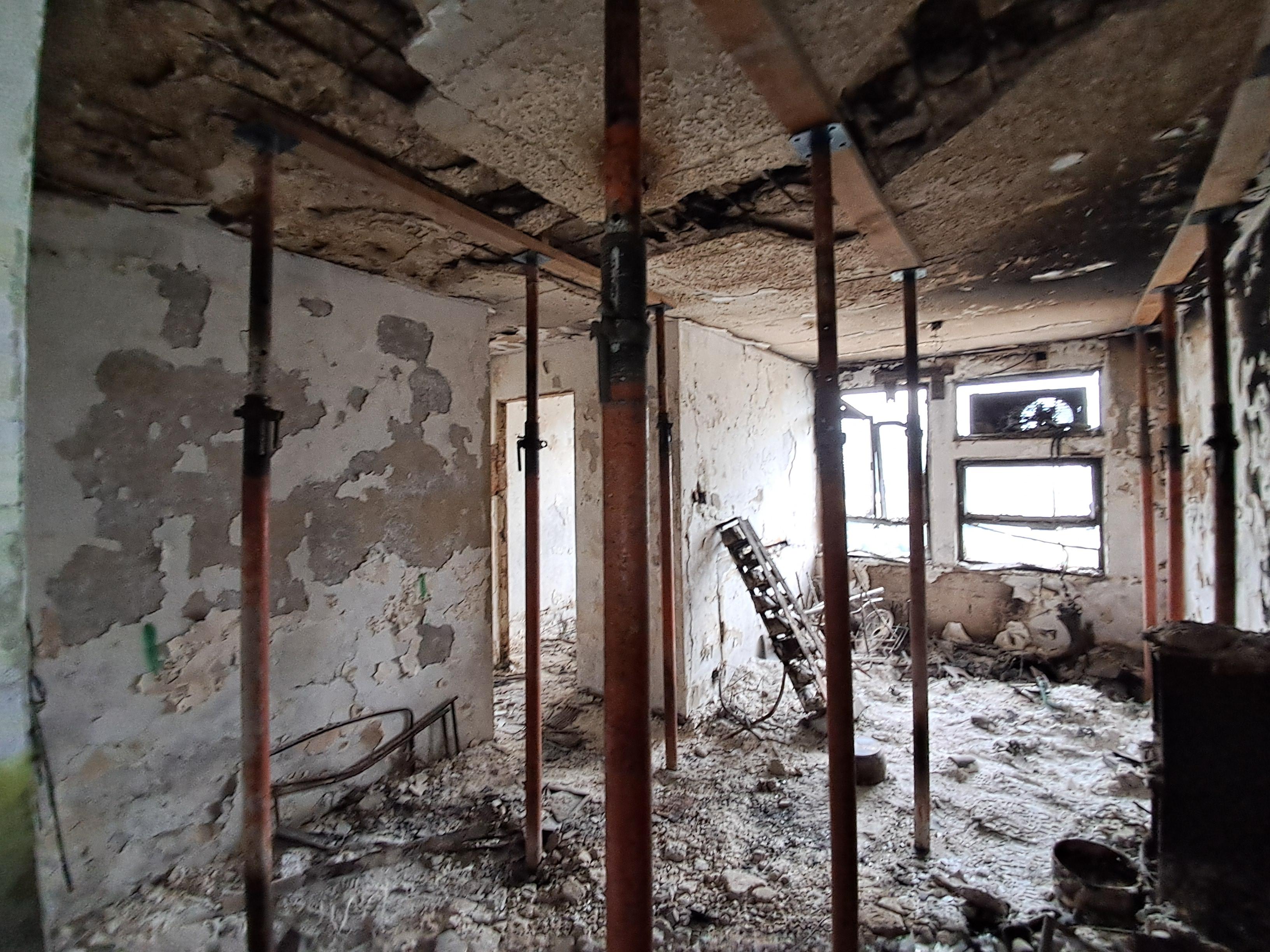 政府今日（三月二十七日）公布大埔宏福苑七幢受火樓宇居民返回單位執拾的安排。圖示單位進行加固工程後的狀況。