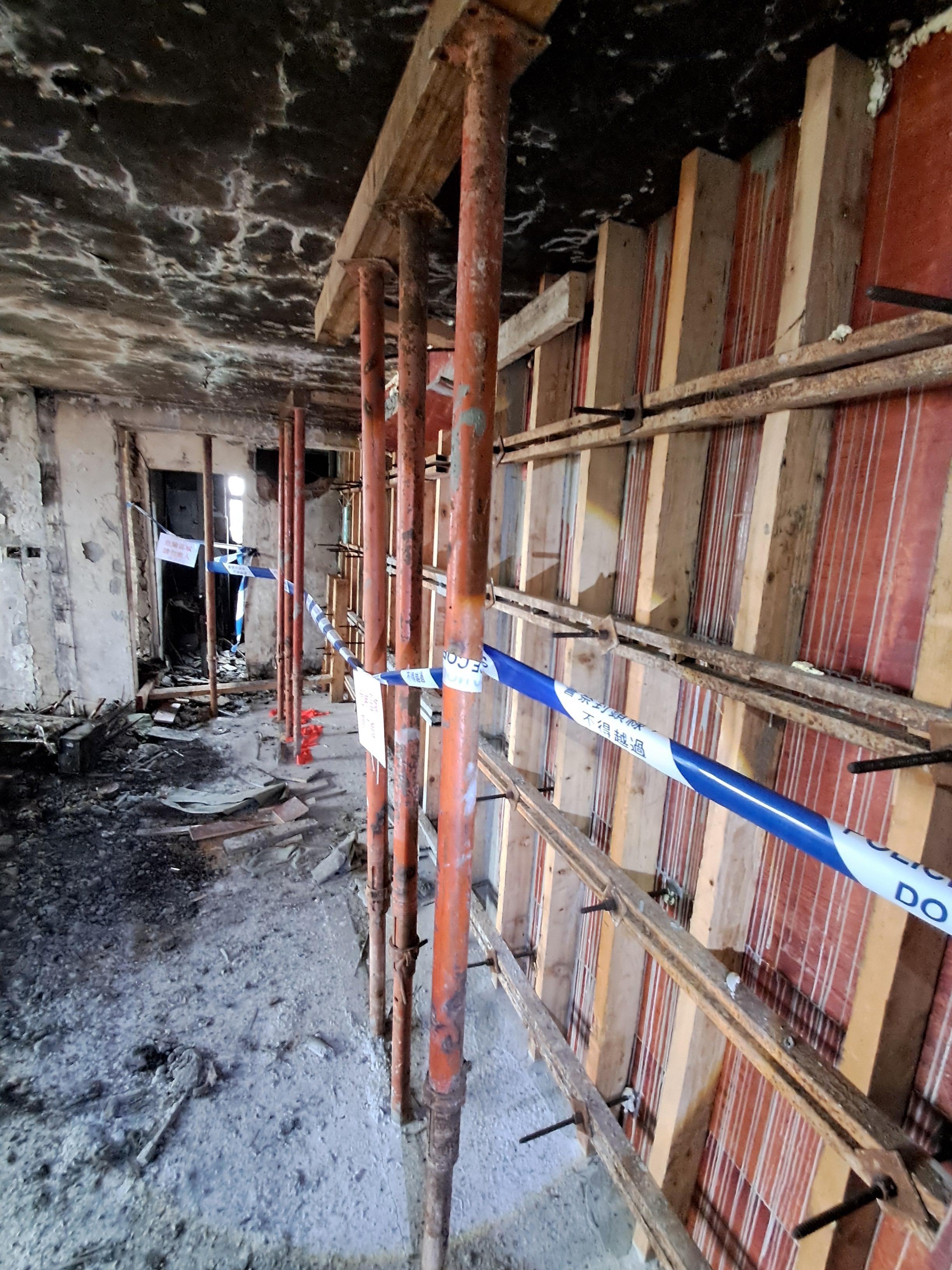 政府今日（三月二十七日）公布大埔宏福苑七幢受火樓宇居民返回單位執拾的安排。圖示單位進行加固工程後的狀況。