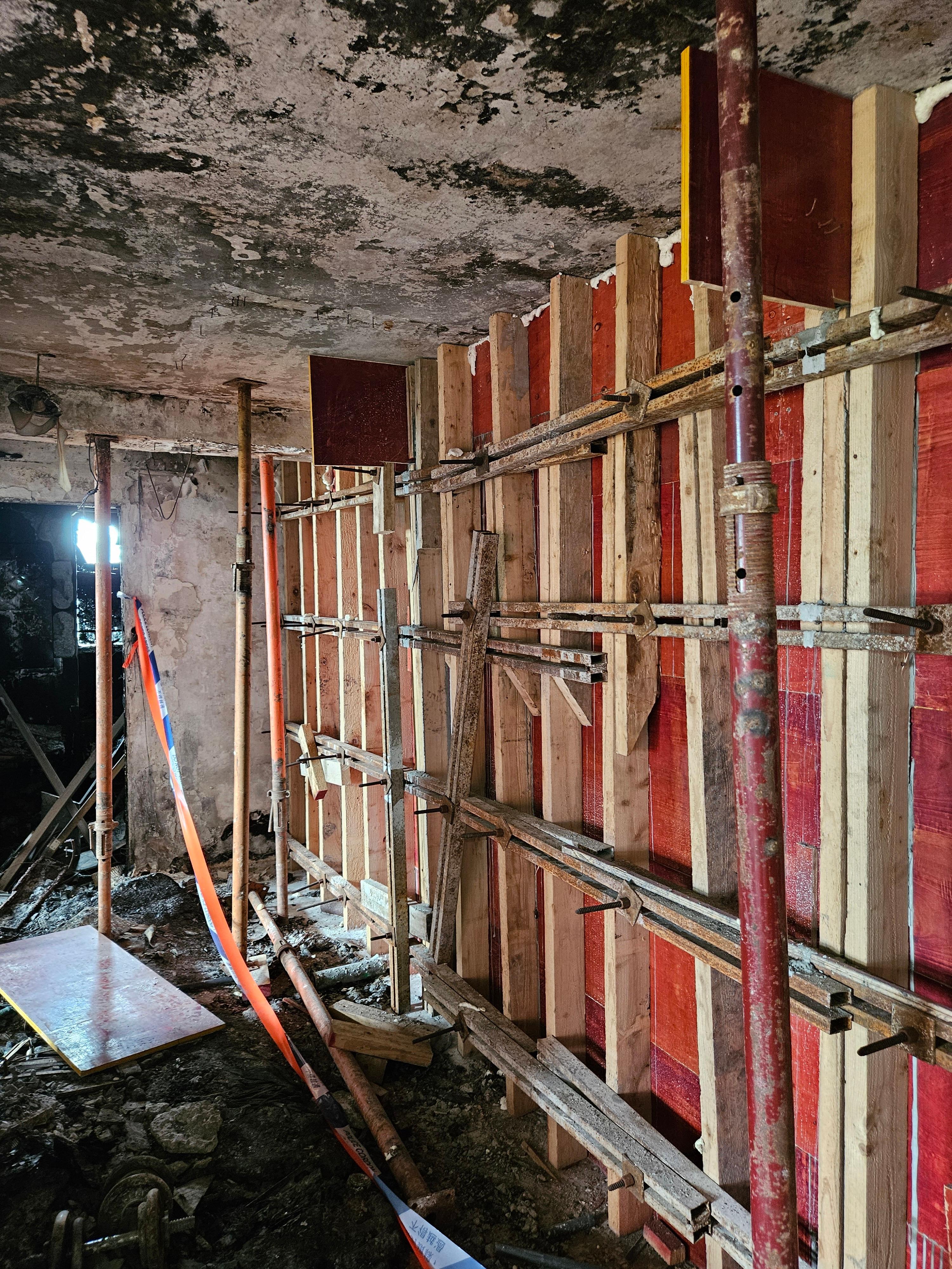 政府今日（三月二十七日）公布大埔宏福苑七幢受火樓宇居民返回單位執拾的安排。圖示單位進行加固工程後的狀況。