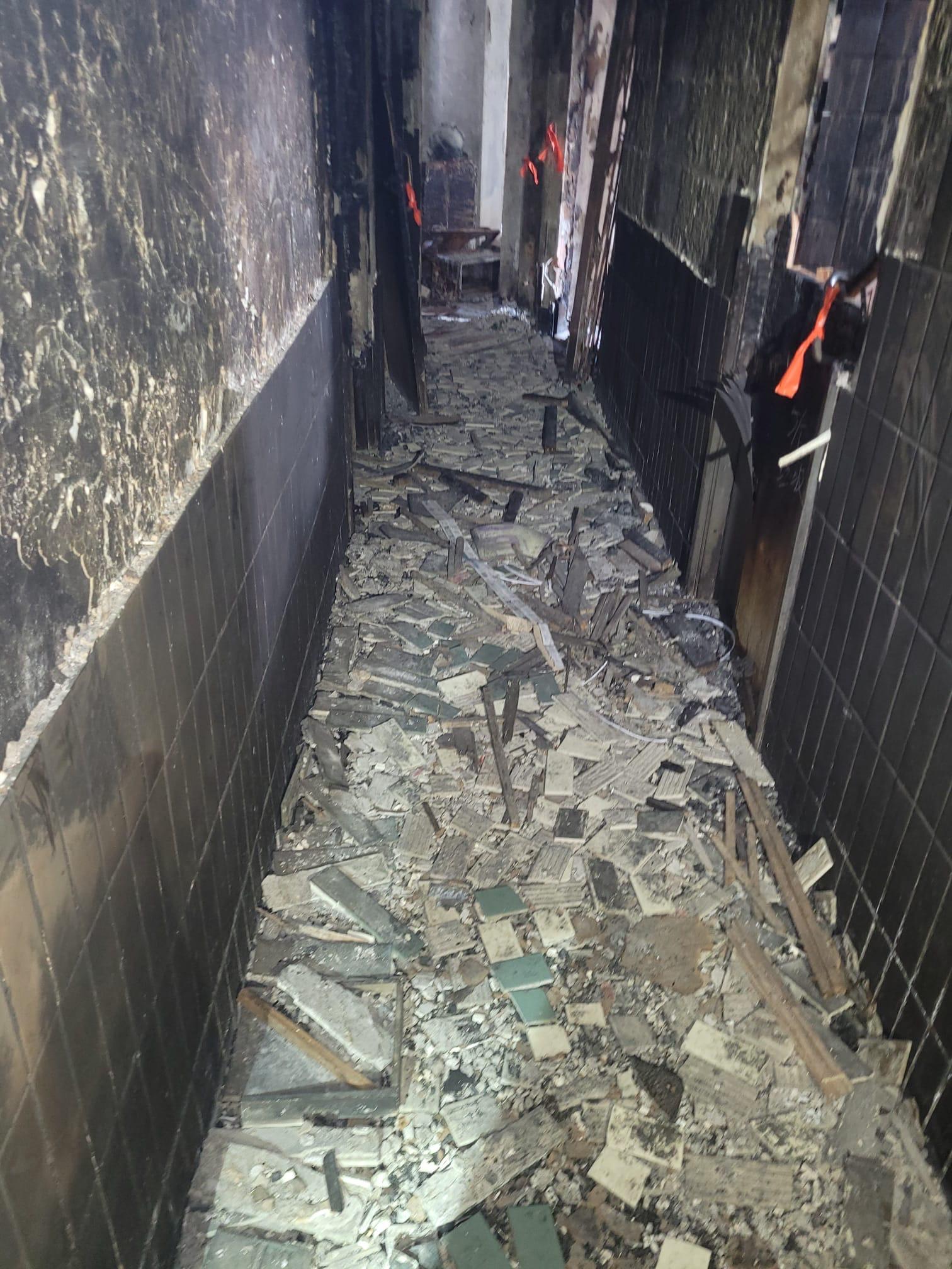 政府今日（三月二十七日）公布大埔宏福苑七幢受火樓宇居民返回單位執拾的安排。圖示樓宇走廊滿布瓦礫。