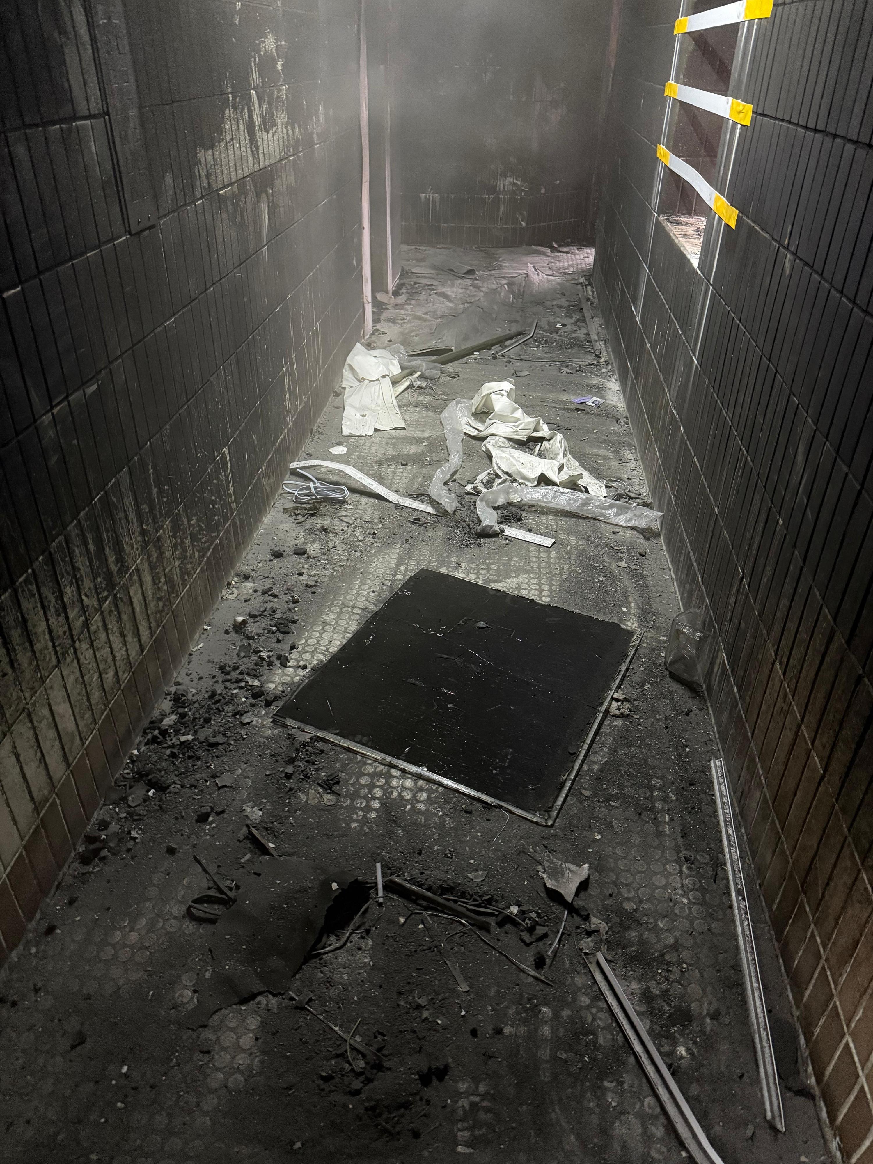 政府今日（三月二十七日）公布大埔宏福苑七幢受火樓宇居民返回單位執拾的安排。圖示樓宇走廊滿布瓦礫。