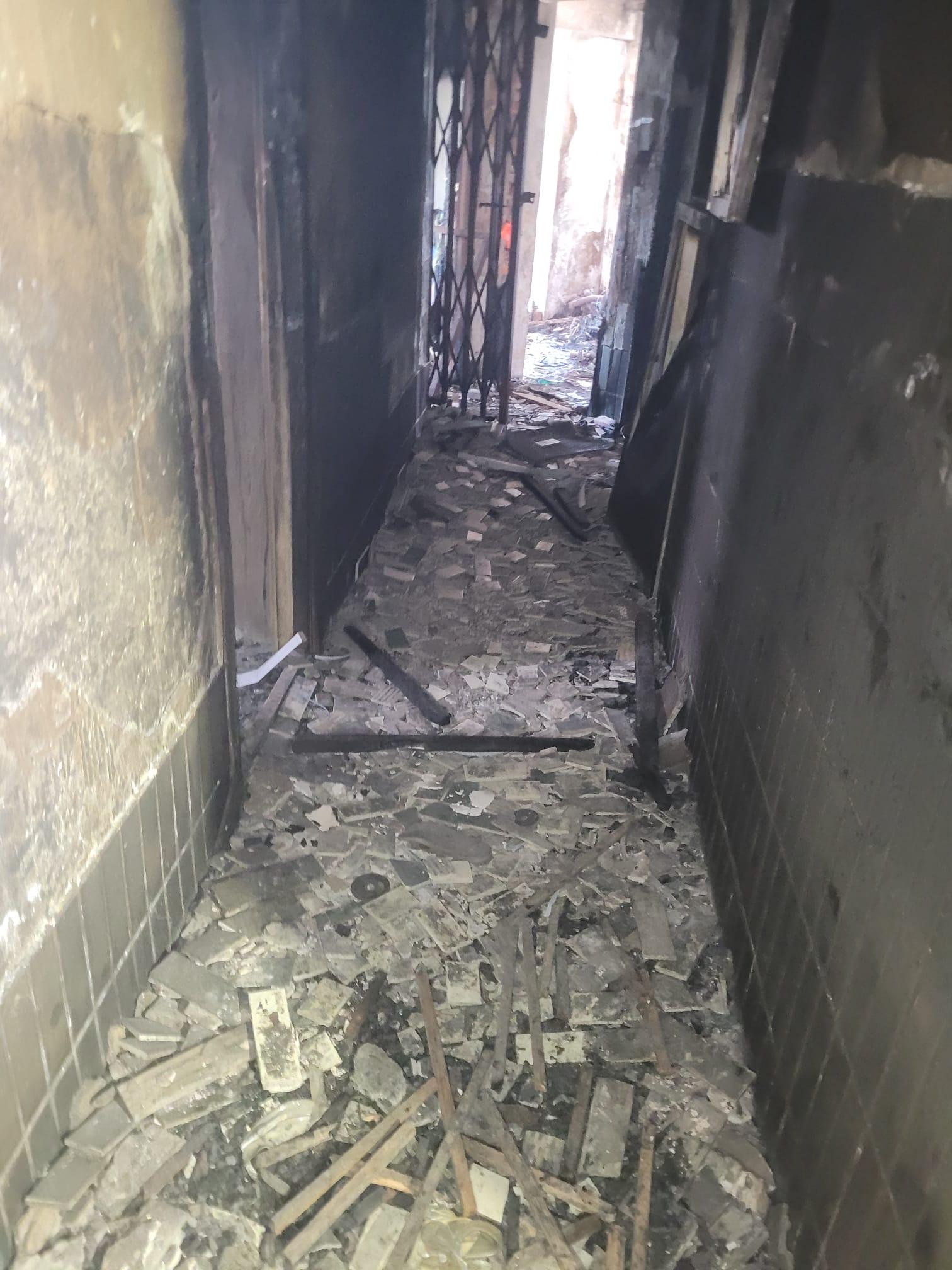 政府今日（三月二十七日）公布大埔宏福苑七幢受火樓宇居民返回單位執拾的安排。圖示樓宇走廊滿布瓦礫。