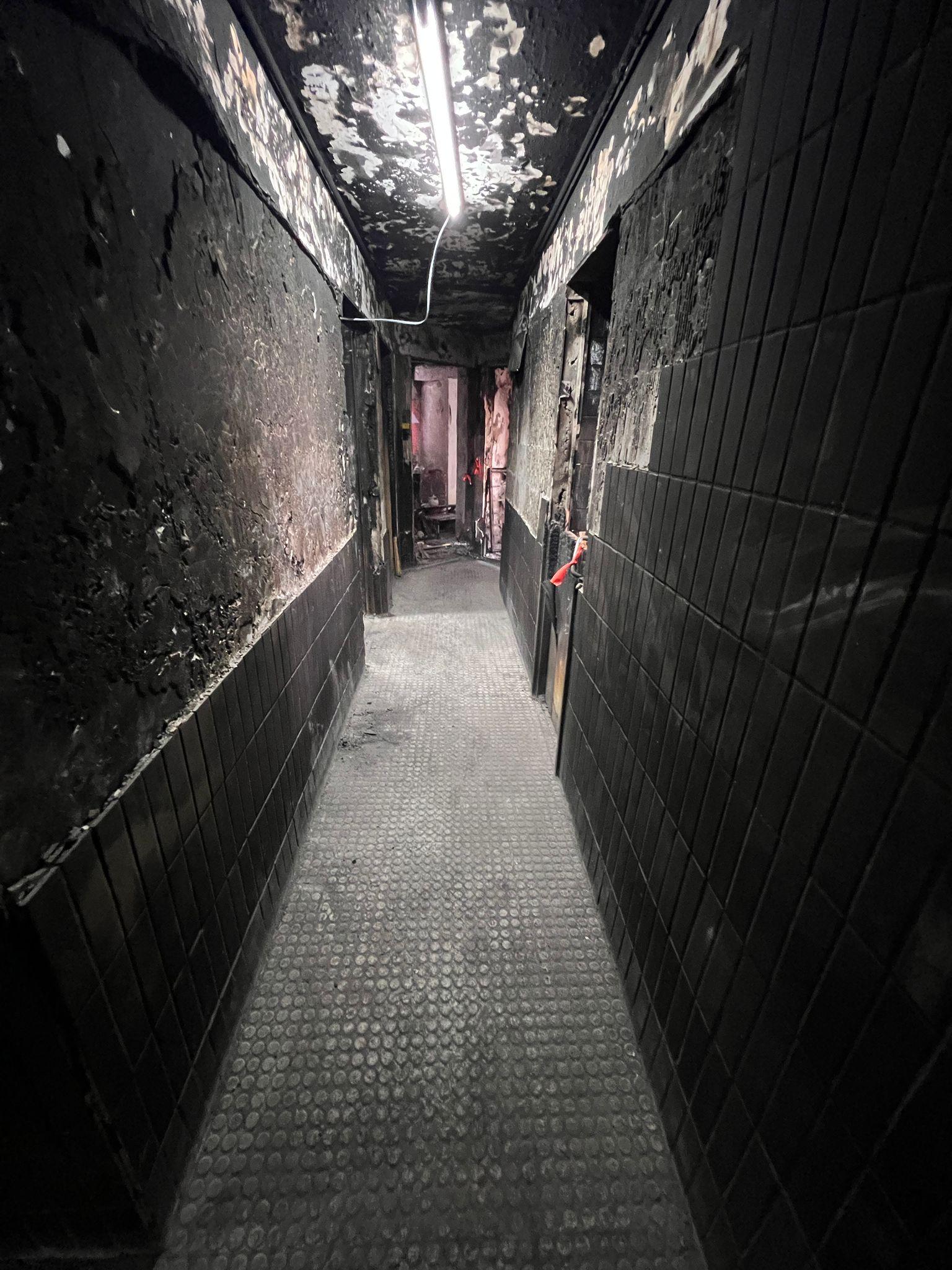 政府今日（三月二十七日）公布大埔宏福苑七幢受火樓宇居民返回單位執拾的安排。圖示清理瓦礫後的樓宇走廊。