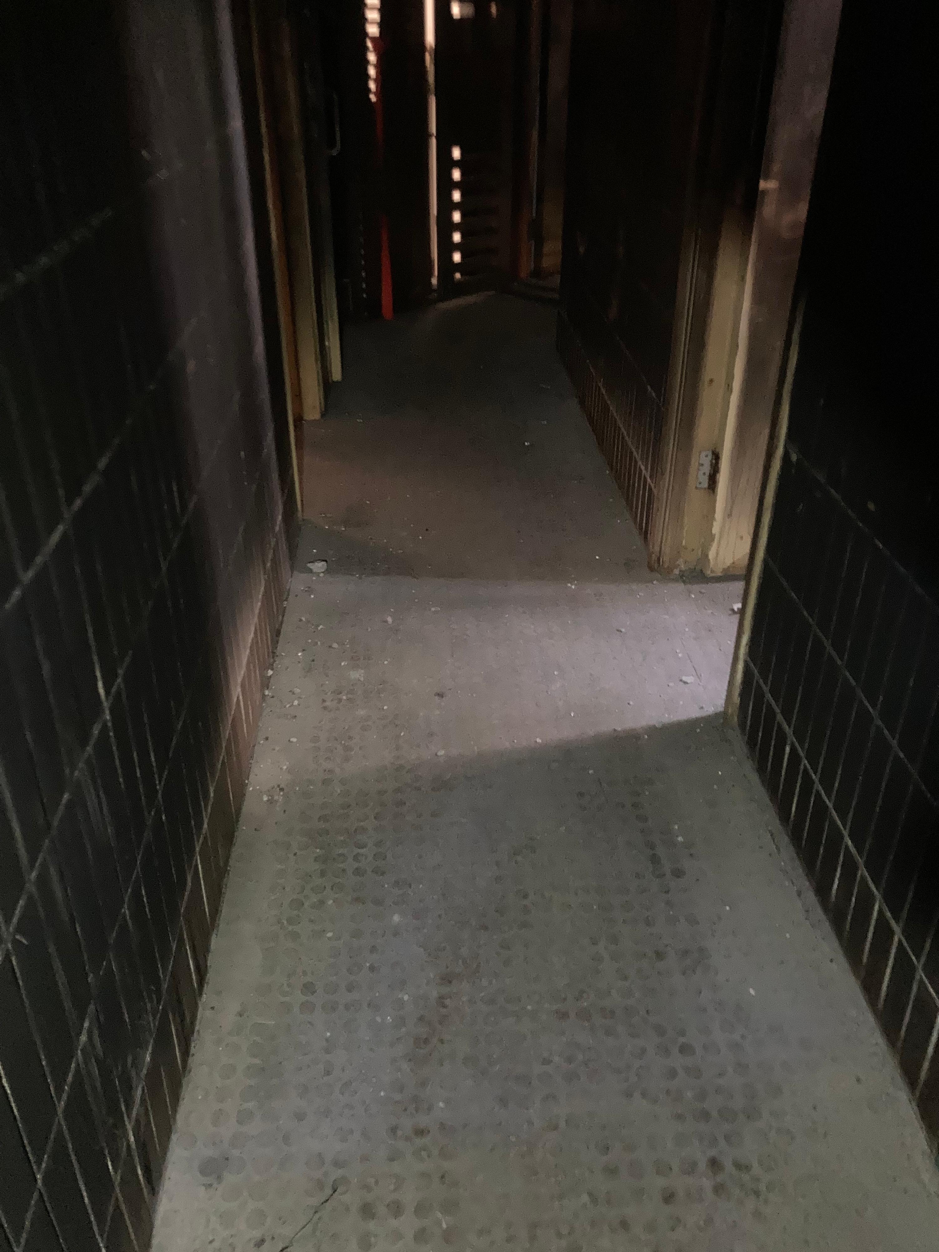 政府今日（三月二十七日）公布大埔宏福苑七幢受火樓宇居民返回單位執拾的安排。圖示清理瓦礫後的樓宇走廊。