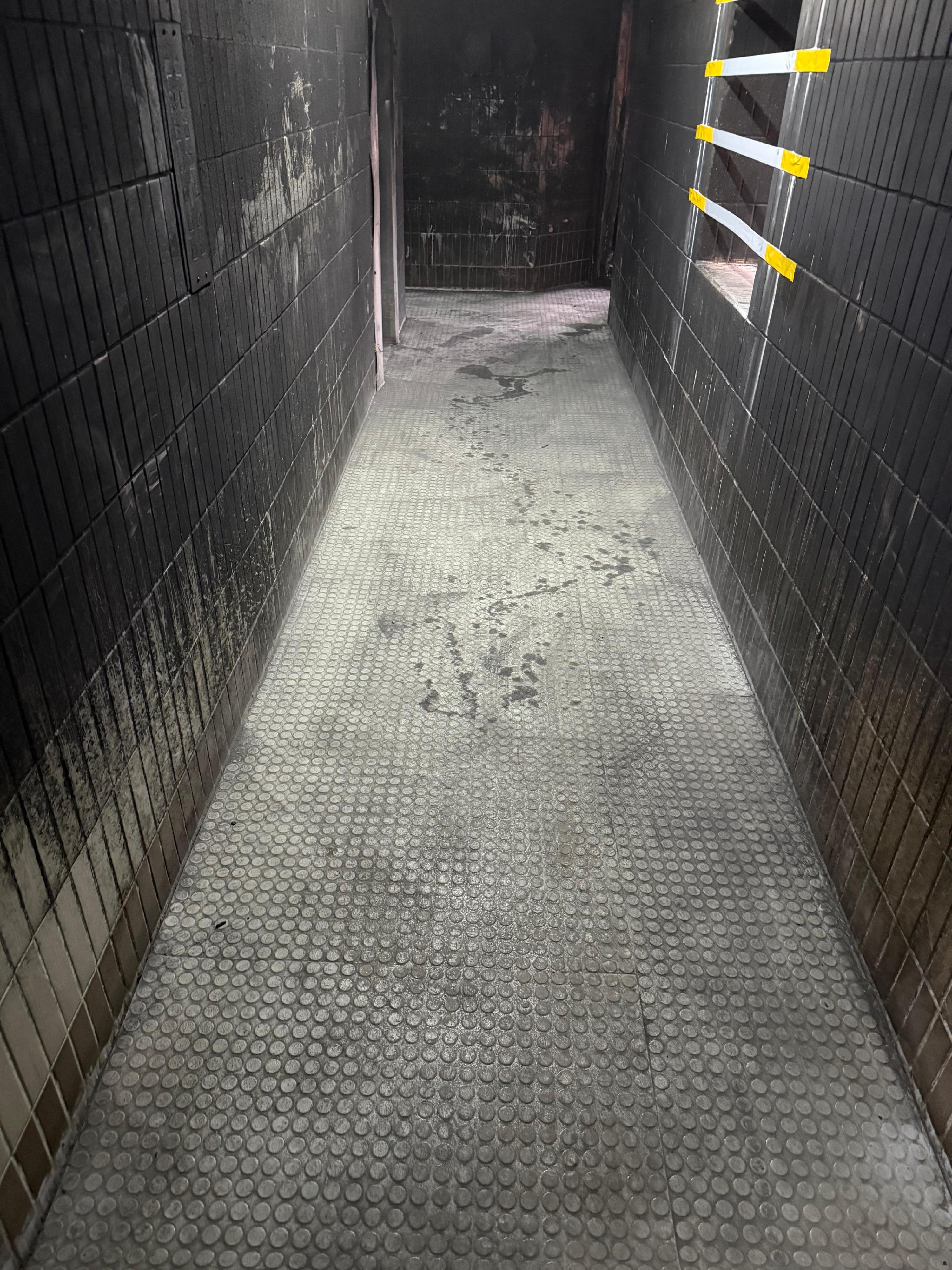 政府今日（三月二十七日）公布大埔宏福苑七幢受火樓宇居民返回單位執拾的安排。圖示清理瓦礫後的樓宇走廊。