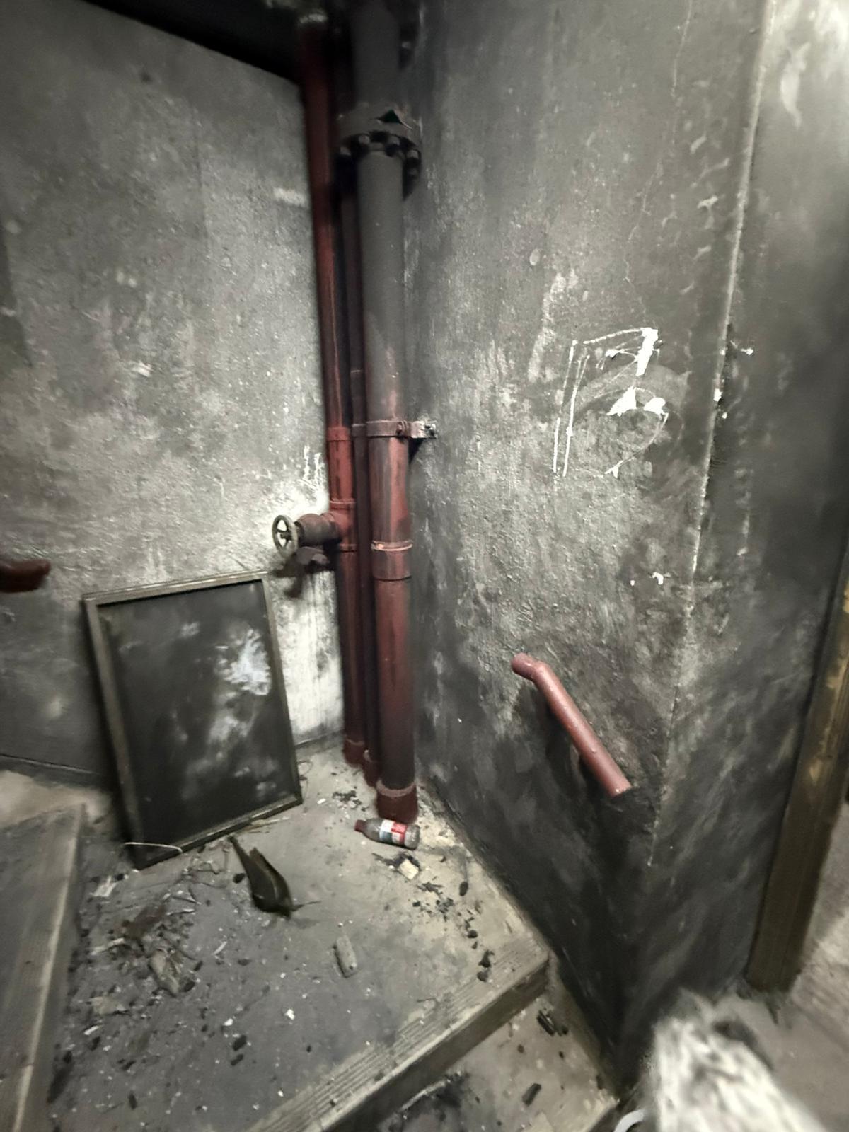 政府今日（三月二十七日）公布大埔宏福苑七幢受火樓宇居民返回單位執拾的安排。圖示樓宇樓梯的瓦礫。