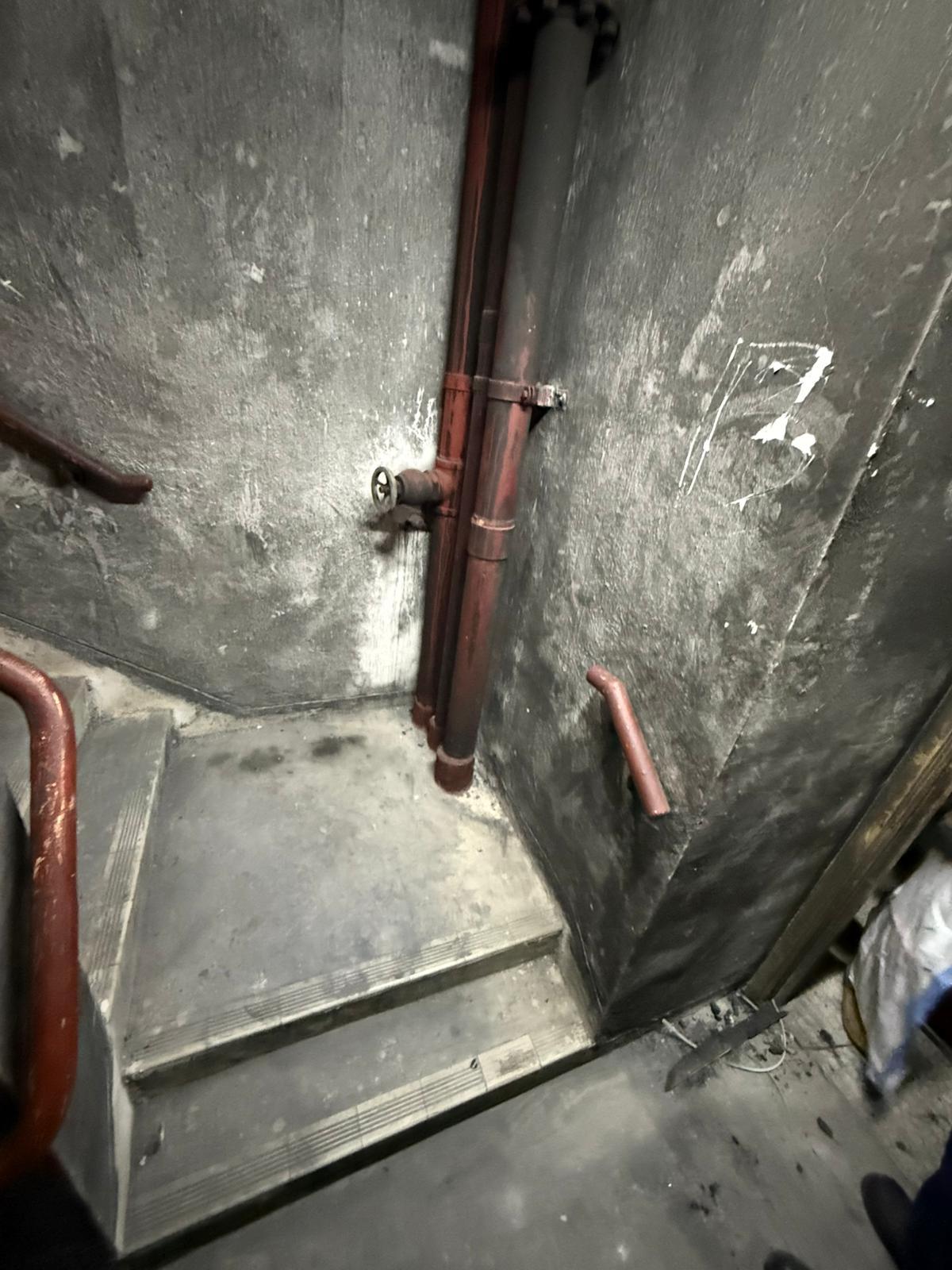 政府今日（三月二十七日）公布大埔宏福苑七幢受火樓宇居民返回單位執拾的安排。圖示清理瓦礫後的樓宇樓梯。