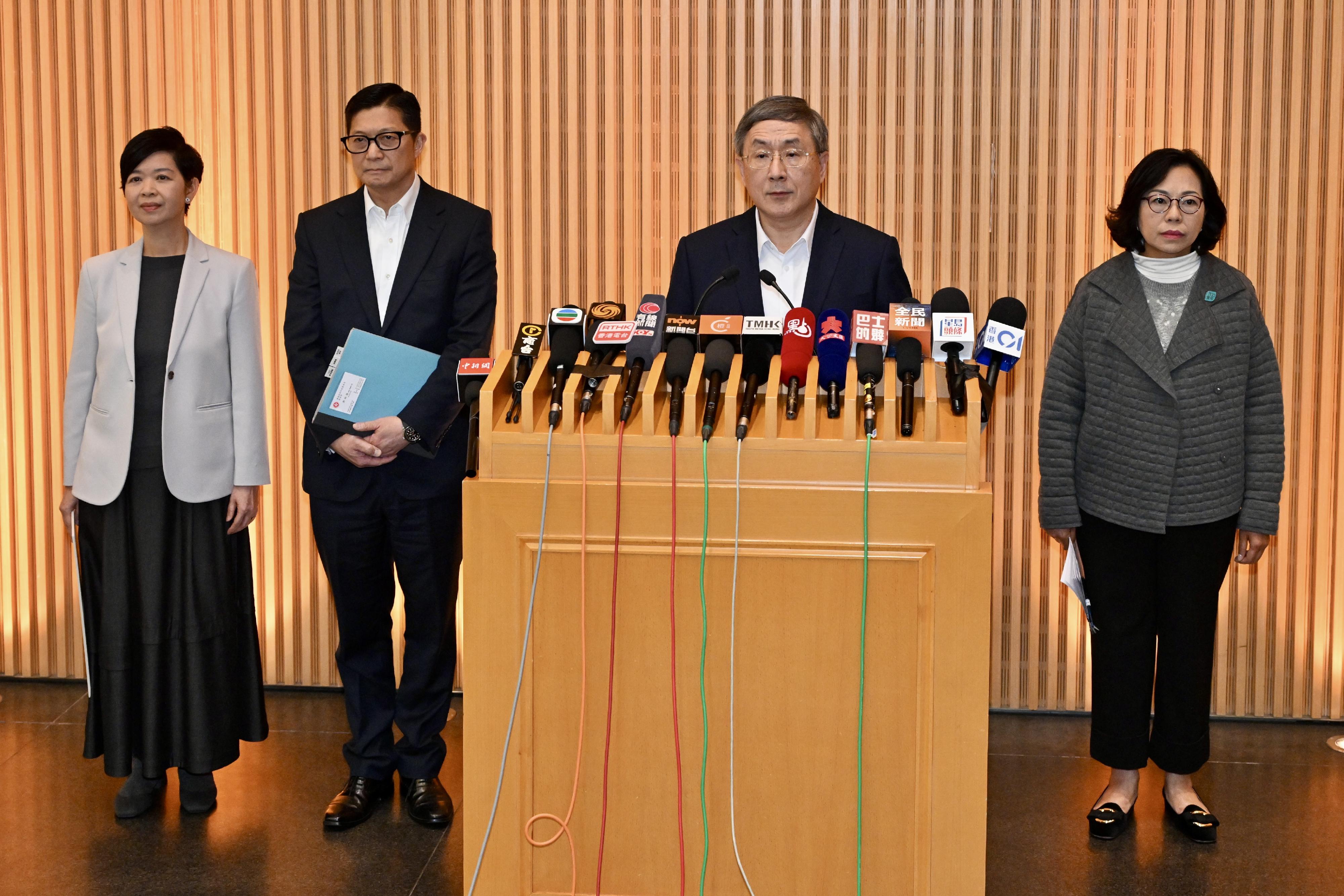 政務司副司長卓永興（右二）聯同保安局局長鄧炳強（左二）、房屋局局長何永賢（左一）、民政及青年事務局局長麥美娟（右一）今日（三月二十七日）就大埔宏福苑七幢受火樓宇居民返回單位執拾的安排會見傳媒。

