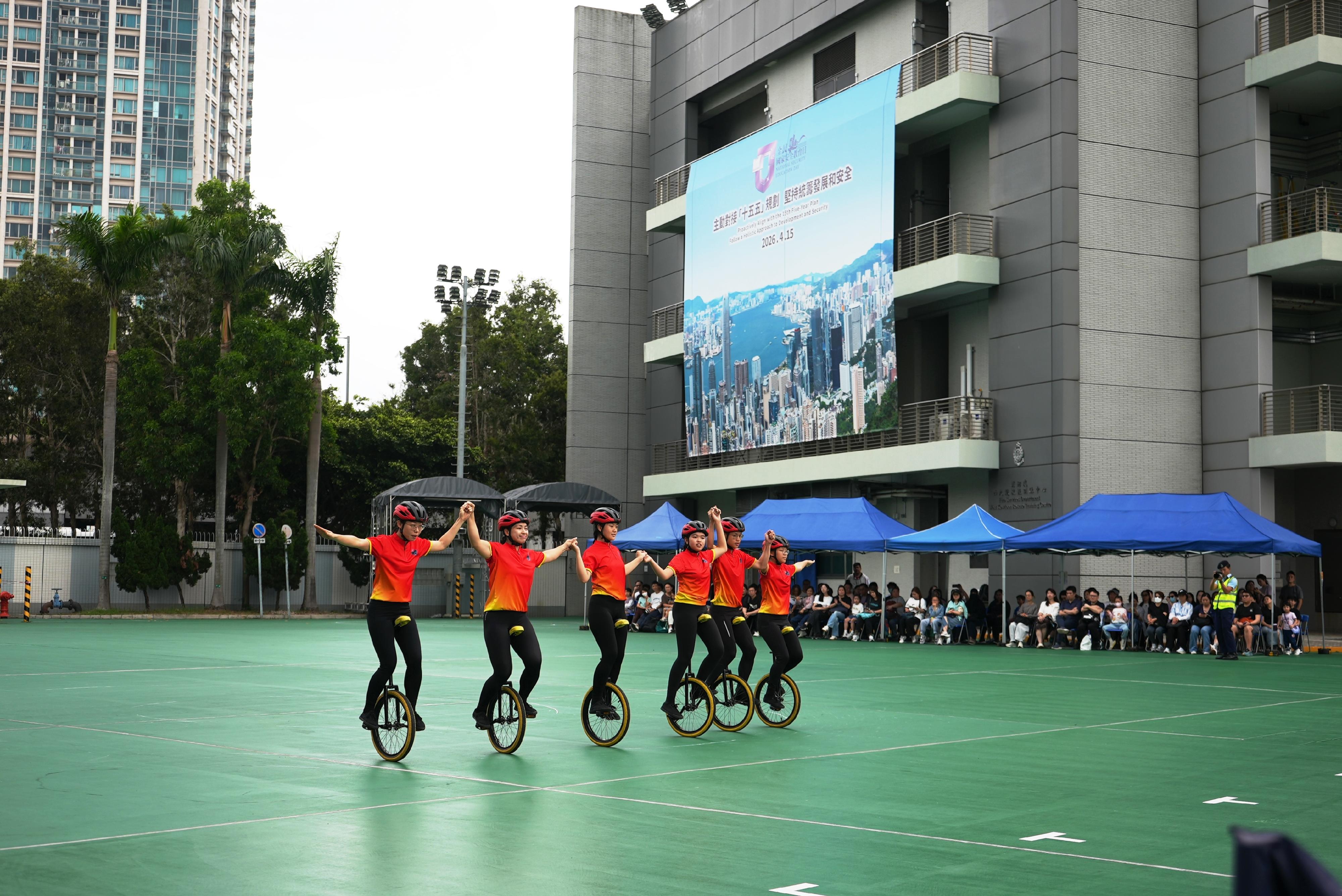 民眾安全服務隊（民安隊）少年團今日（三月二十八日）在民安隊總部舉行第153屆新少年團員結業會操。圖示少年團花式單車表演隊表演。
