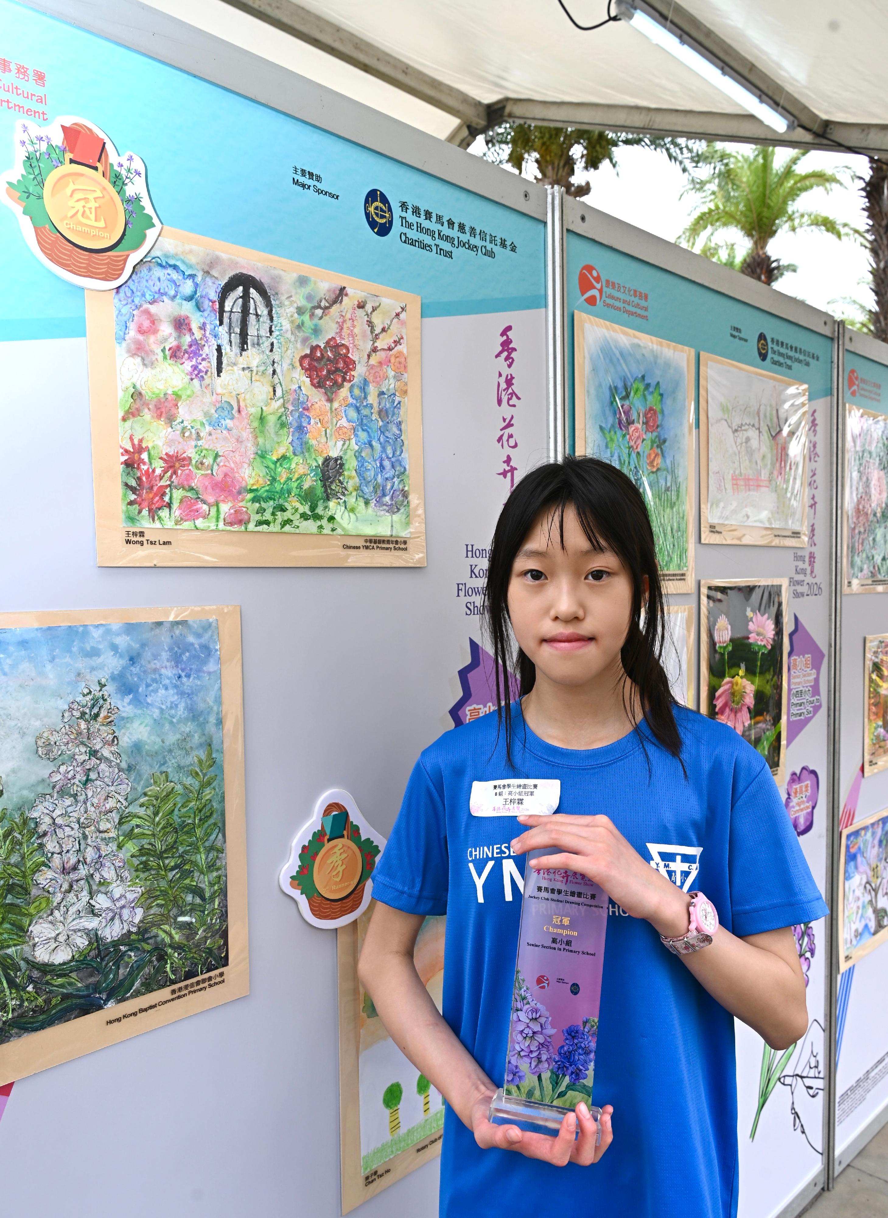 The Hong Kong Flower Show at Victoria Park will close at 9pm tomorrow (March 29). During the show period, various recreational fringe activities have been held, among which the Jockey Club Student Drawing Competition held its prize presentation ceremony today (March 28) and winning entries are now on display at the showground. The competition was conducted in five categories. Photo shows the champion of the Senior Section in Primary School, Wong Tsz-lam, and her work.