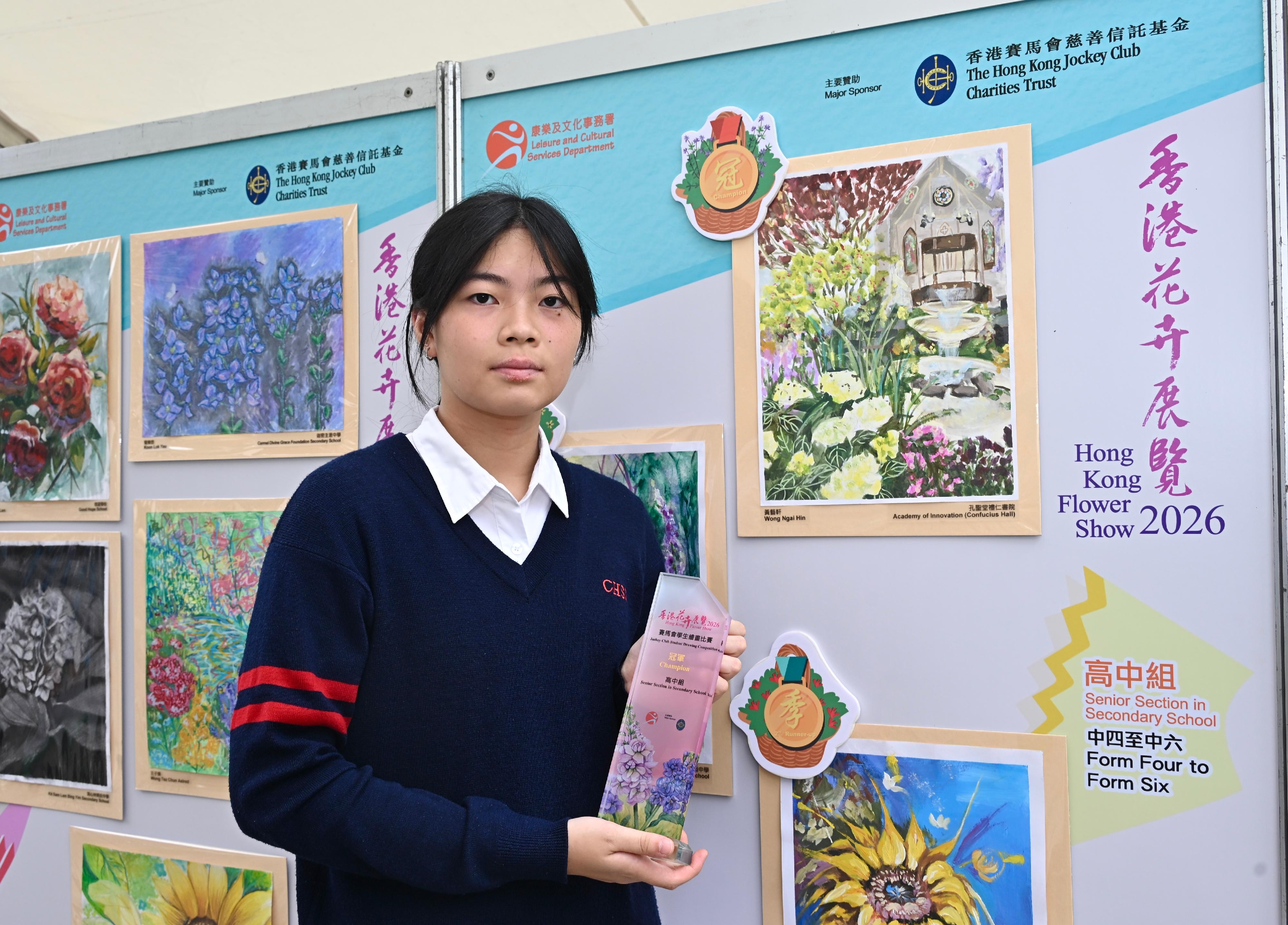 The Hong Kong Flower Show at Victoria Park will close at 9pm tomorrow (March 29). During the show period, various recreational fringe activities have been held, among which the Jockey Club Student Drawing Competition held its prize presentation ceremony today (March 28) and winning entries are now on display at the showground. The competition was conducted in five categories. Photo shows the champion of the Senior Section in Secondary School, Wong Ngai-hin, and her work.