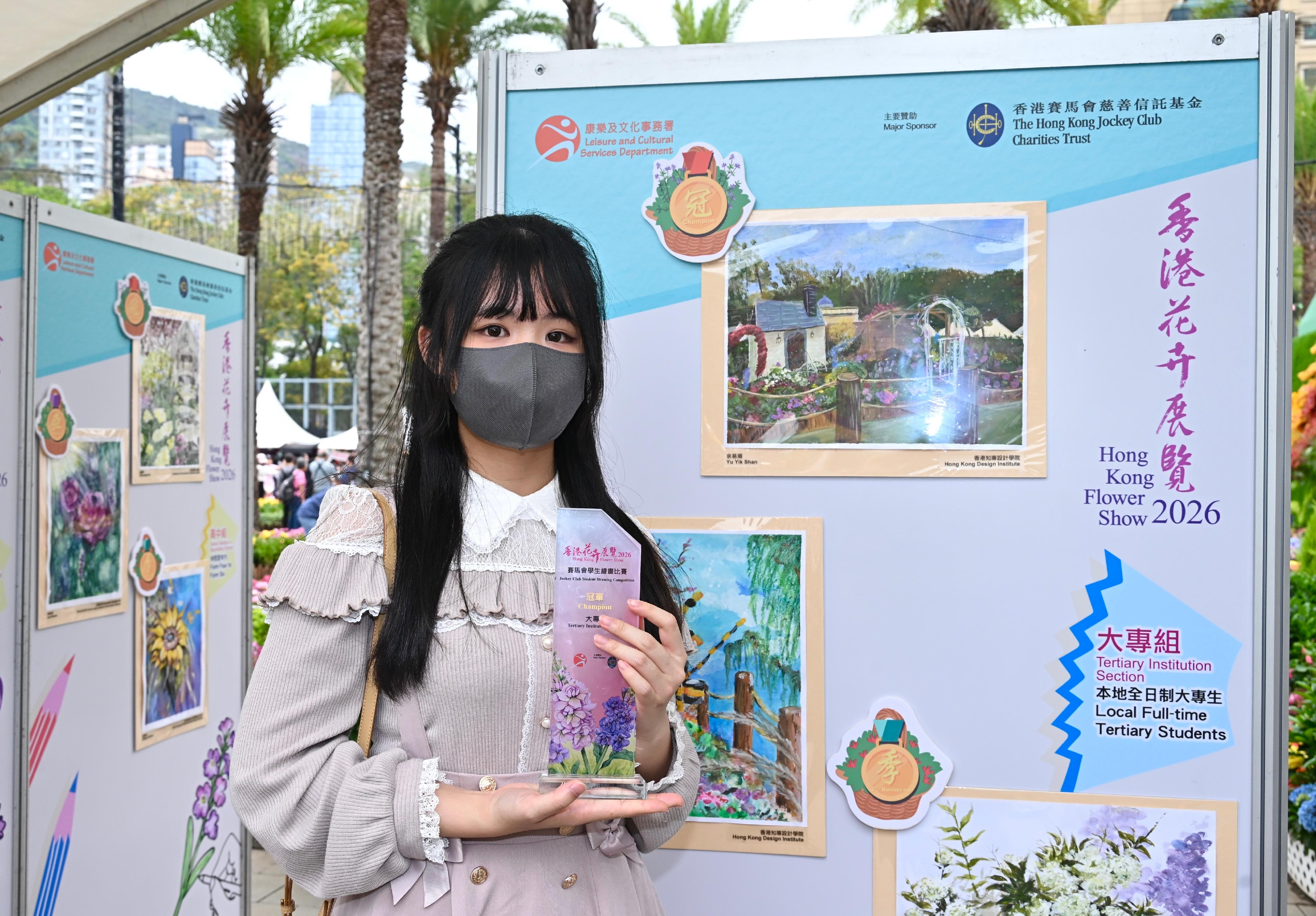 The Hong Kong Flower Show at Victoria Park will close at 9pm tomorrow (March 29). During the show period, various recreational fringe activities have been held, among which the Jockey Club Student Drawing Competition held its prize presentation ceremony today (March 28) and winning entries are now on display at the showground. The competition was conducted in five categories. Photo shows the champion of the Tertiary Institution Section, Yu Yik-shan, and her work.