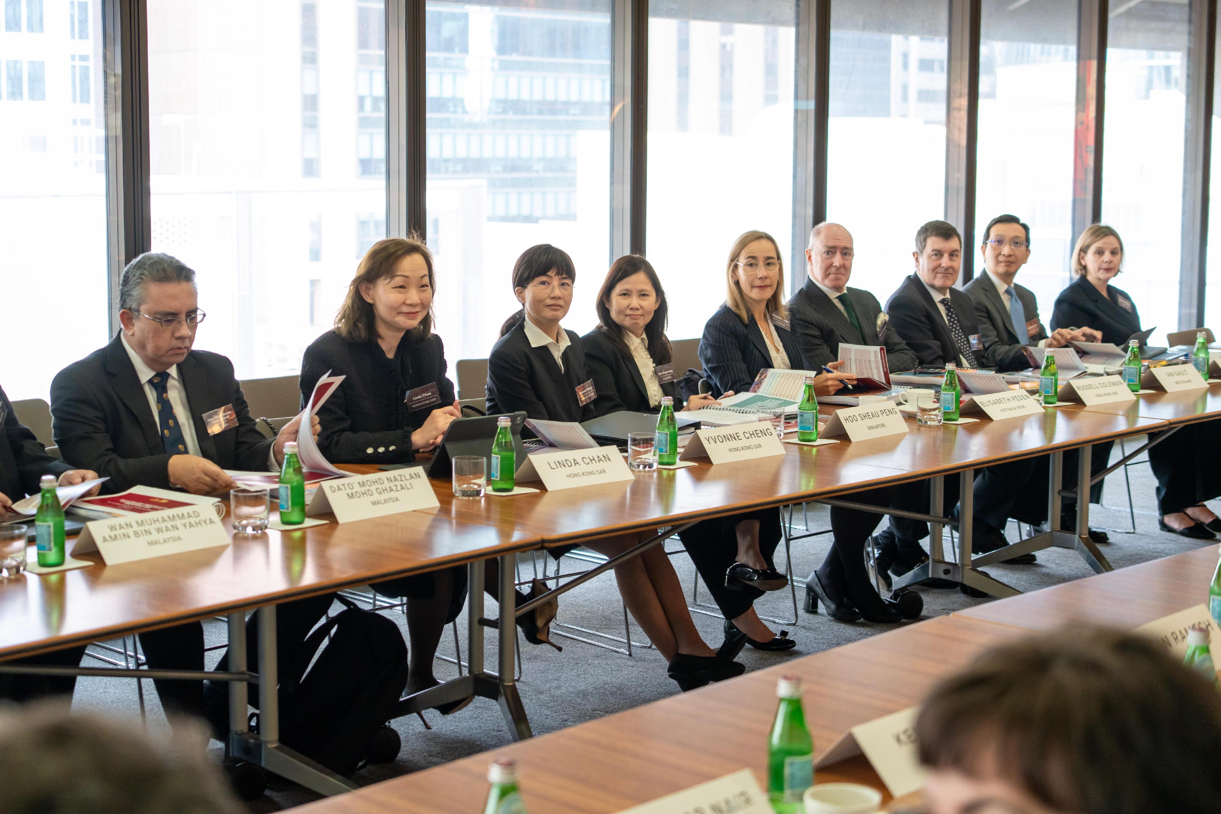 終審法院首席法官張舉能於三月二十六日至二十七日率領香港司法機構代表團在澳洲悉尼出席第九屆商業訴訟司法研討會。圖示代表團成員,包括高等法院上訴法庭法官林雲浩(右二)、高等法院原訟法庭法官高浩文(右四)、陳靜芬(左二)和鄭蕙心(左三)參與研討會。