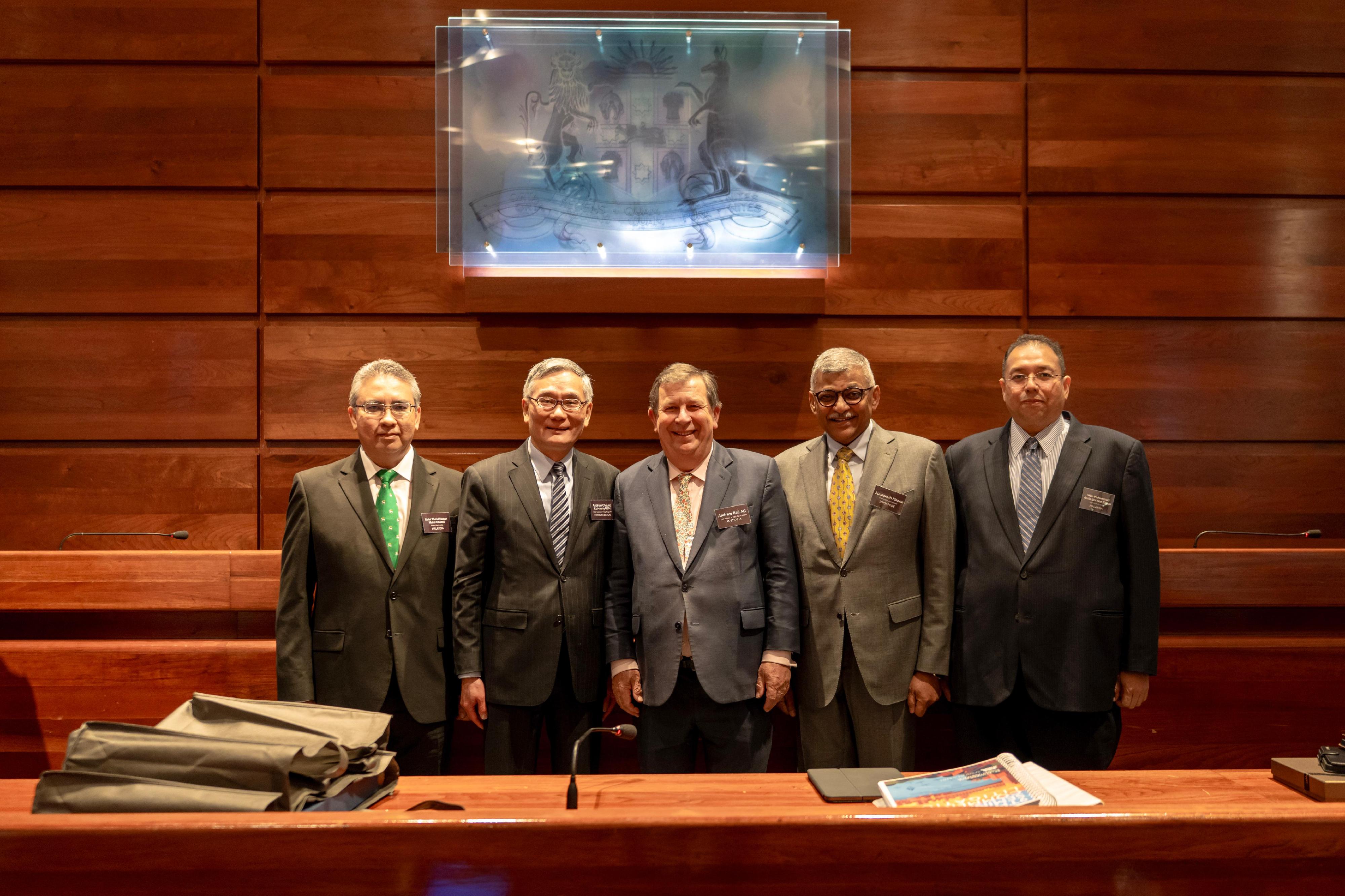 Chief Justice Andrew Cheung, Chief Justice of the Court of Final Appeal, led a Hong Kong Judiciary delegation to attend the ninth Judicial Seminar on Commercial Litigation in Sydney, Australia, from March 26 to 27. Photo shows Chief Justice Cheung (second left) with delegates from the participating jurisdictions.