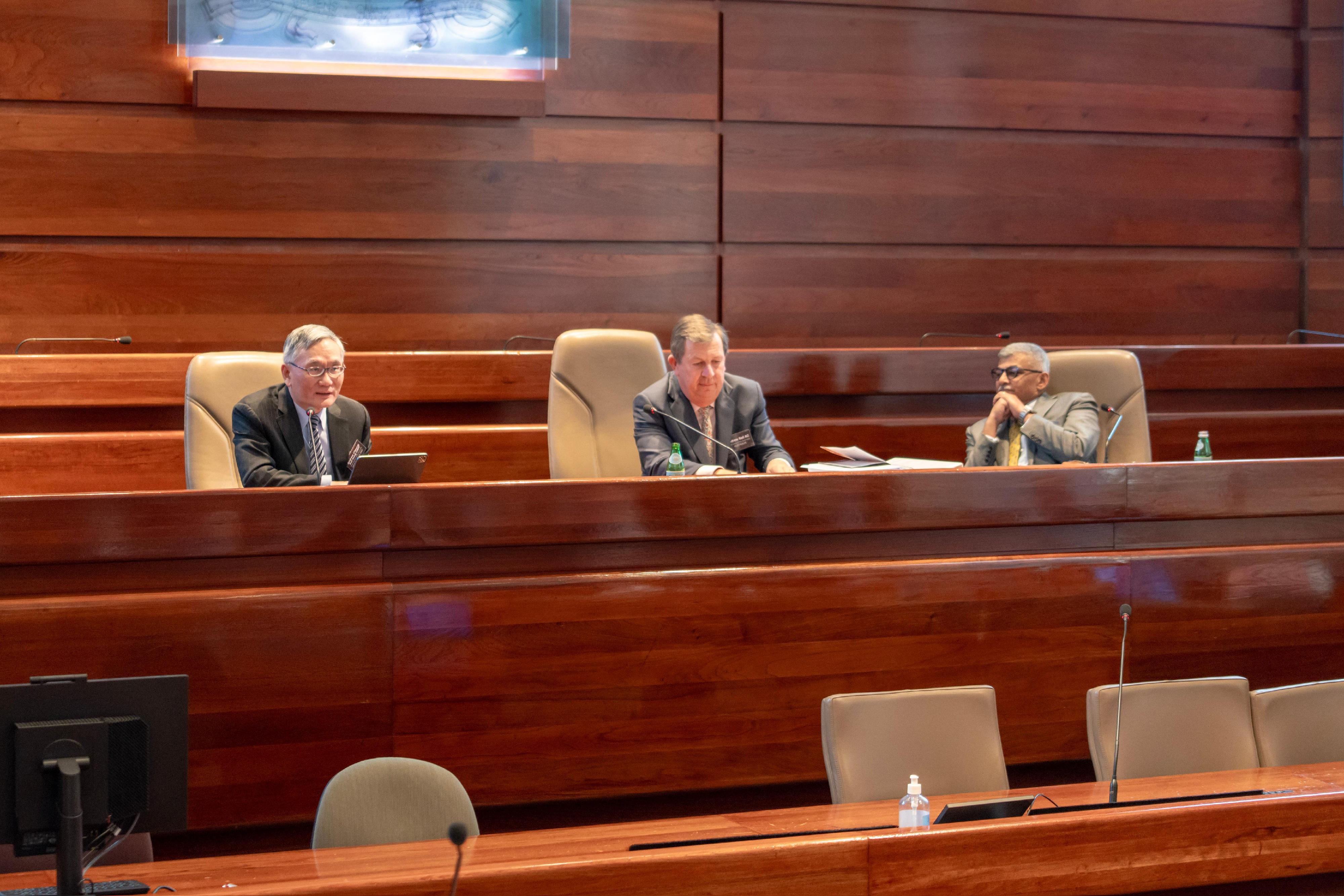Chief Justice Andrew Cheung, Chief Justice of the Court of Final Appeal, led a Hong Kong Judiciary delegation to attend the ninth Judicial Seminar on Commercial Litigation in Sydney, Australia, from March 26 to 27. Photo shows Chief Justice Cheung (left) attending the seminar.