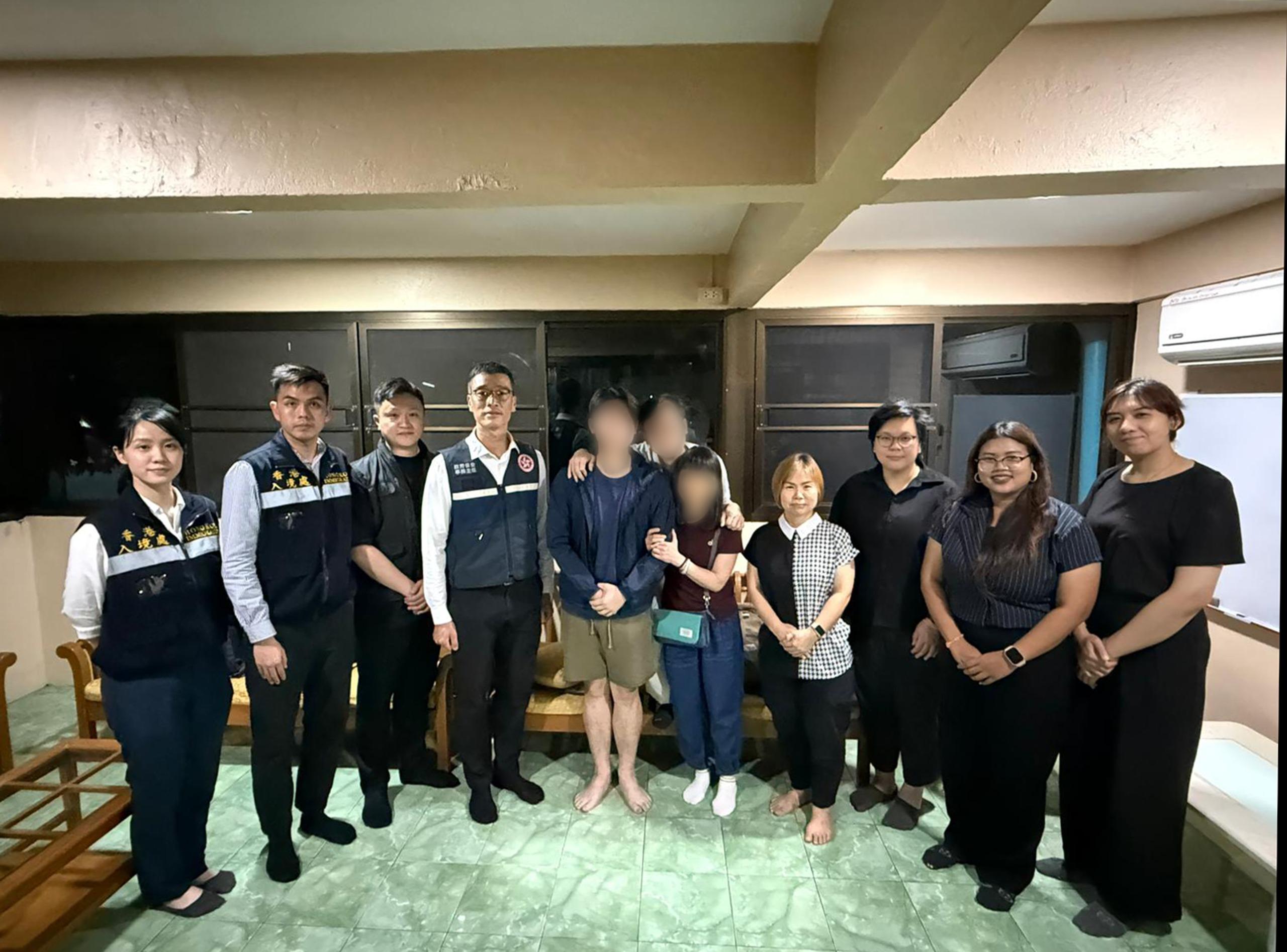 保安局今日（三月二十八日）表示，保安局專責小組早前接獲一名港人在緬甸被禁錮從事非法工作的求助，隨即與多方聯繫並在其支援協助下，迅速展開聯合營救行動，成功將該名港人救出並順利抵達泰國。圖示獲救港人（左五）在當地與家屬團聚。