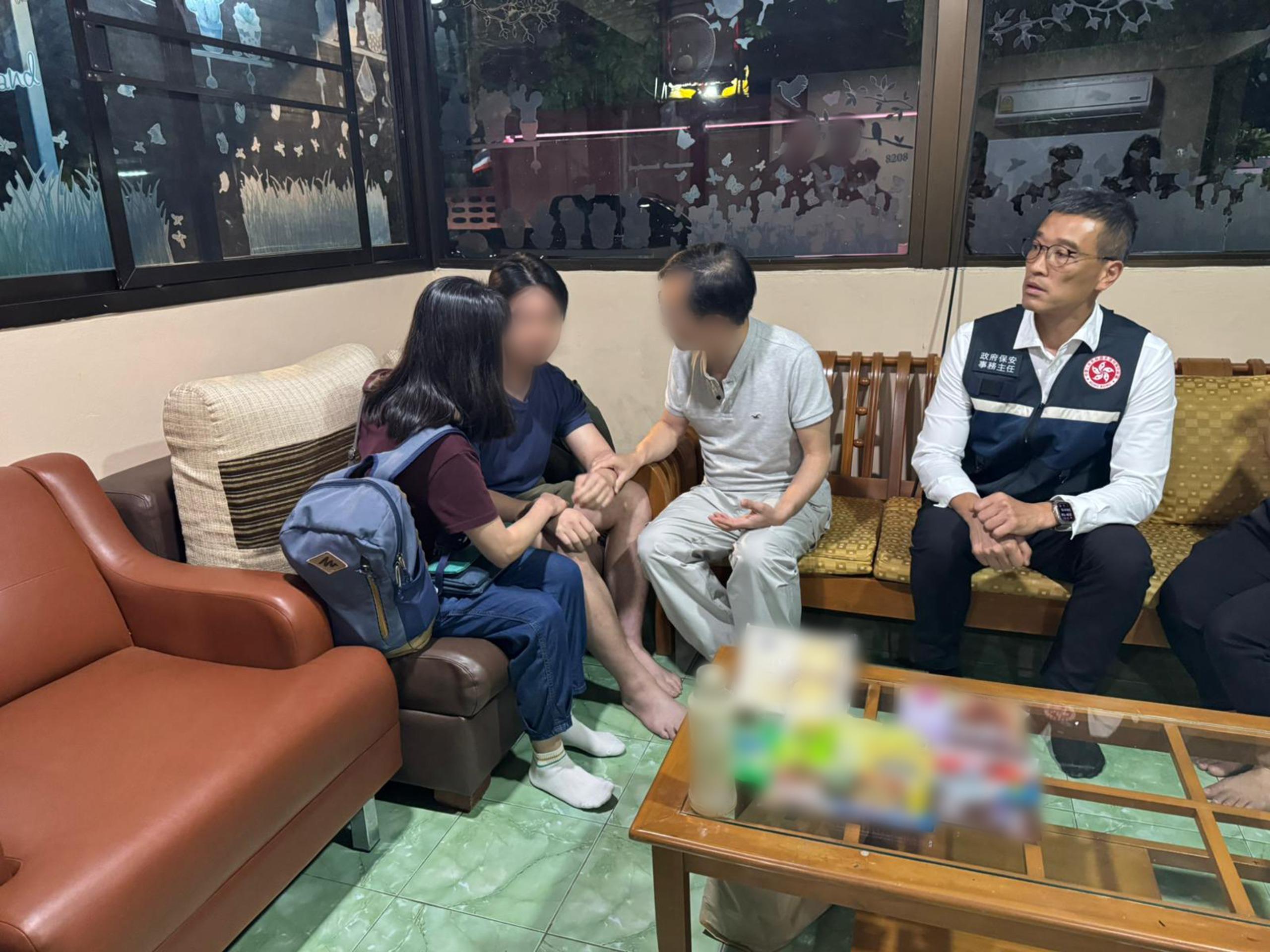 保安局今日（三月二十八日）表示，保安局專責小組早前接獲一名港人在緬甸被禁錮從事非法工作的求助，隨即與多方聯繫並在其支援協助下，迅速展開聯合營救行動，成功將該名港人救出並順利抵達泰國。圖示獲救港人（左二）在當地與家屬團聚。