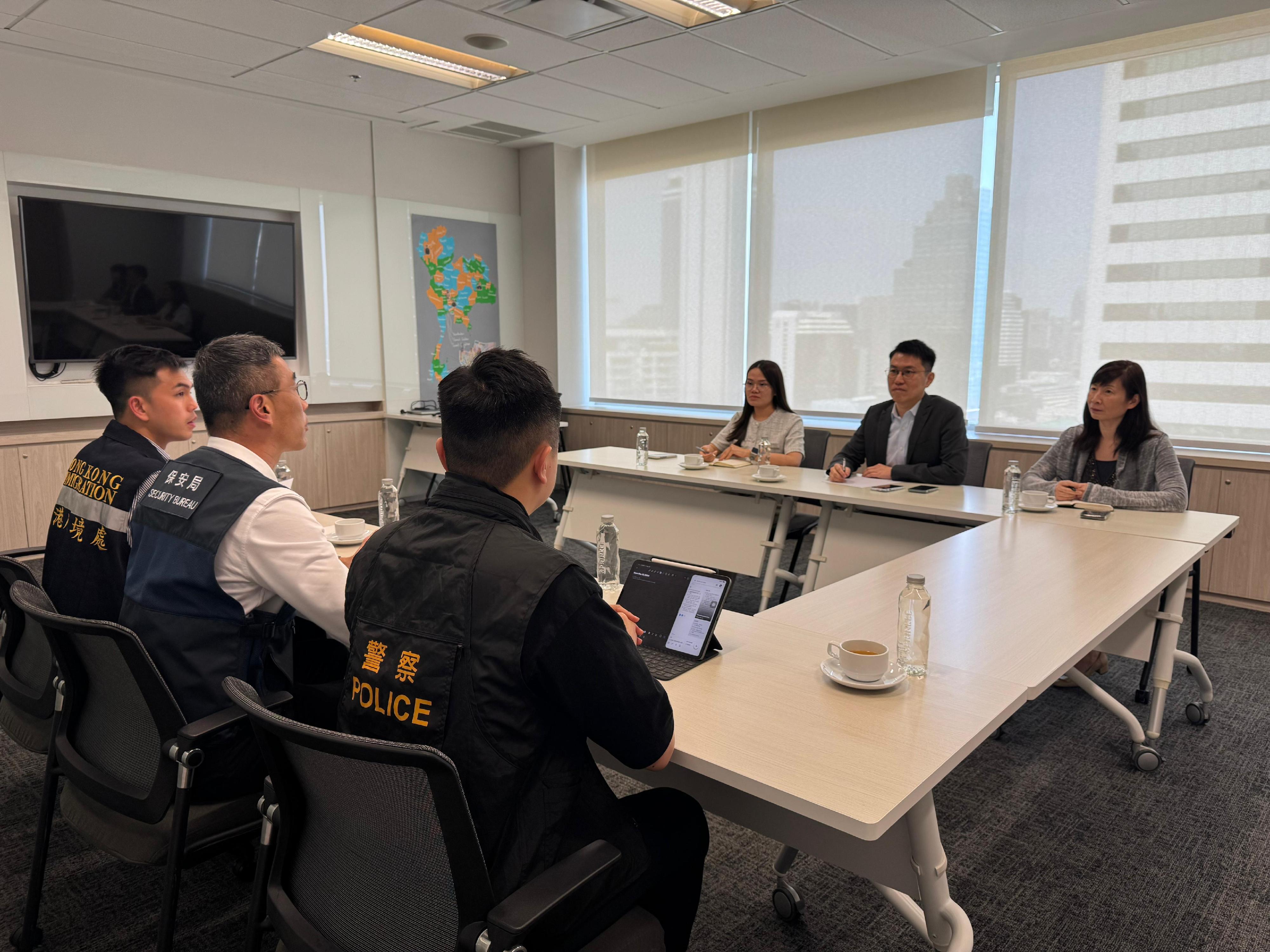 The Security Bureau (SB) today (March 28) said a Hong Kong resident detained for illegal work in Myanmar sought assistance from the SB dedicated task force earlier. Following the liaison with various parties and with their support and assistance, a joint rescue operation was launched and the Hong Kong resident was smoothly rescued and arrived in Thailand. Photo shows the dedicated task force meeting with officials of the Hong Kong Economic and Trade Office in Bangkok to learn about the latest local situation.
