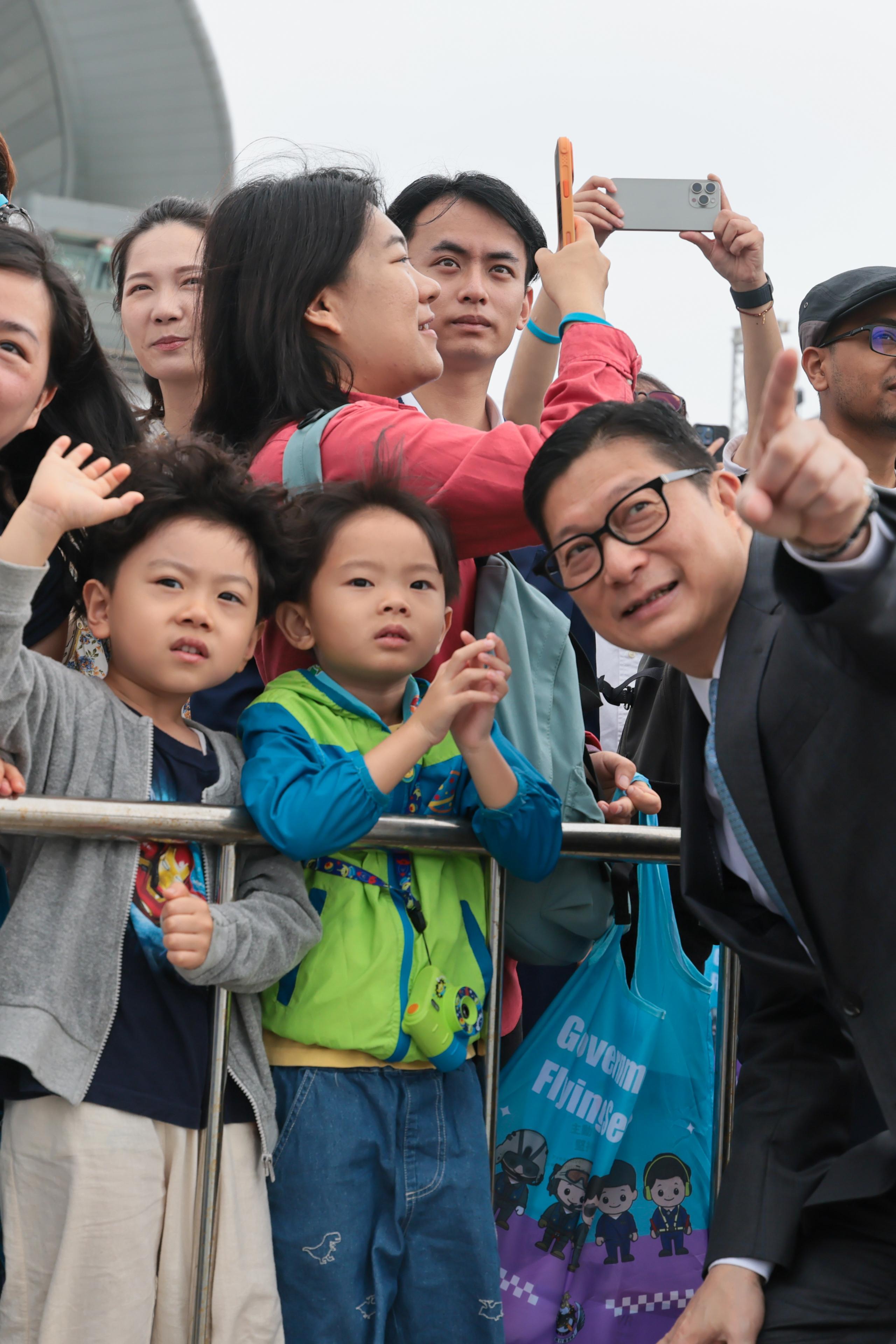 To promote the National Security Education Day, the Government Flying Service (GFS) held an open day today (March 29) at the GFS Kai Tak Division. Photo shows the Secretary for Security, Mr Tang Ping-keung, enjoying a search-and-rescue flight demonstration with members of the public.