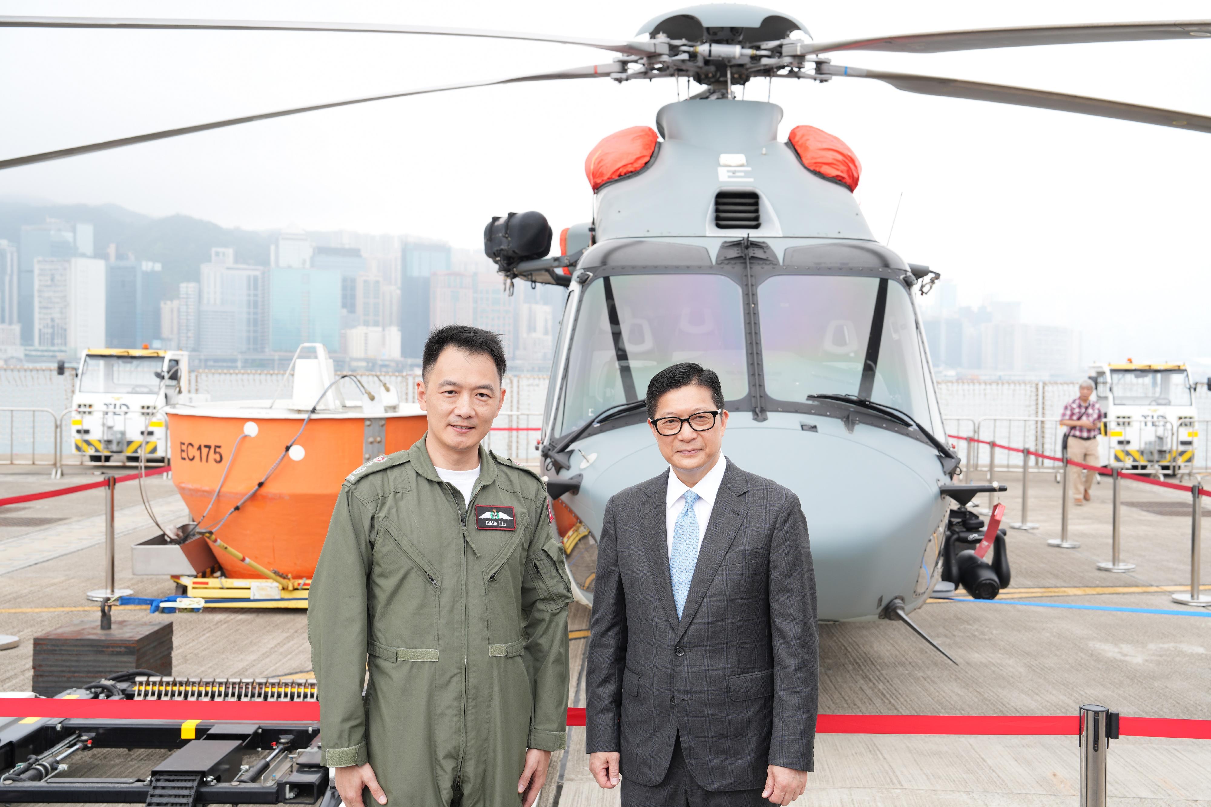 To promote the National Security Education Day, the Government Flying Service (GFS) held an open day today (March 29) at the GFS Kai Tak Division. Photo shows the Secretary for Security, Mr Tang Ping-keung (right), with the Controller of GFS, Captain Eddie Liu (left).