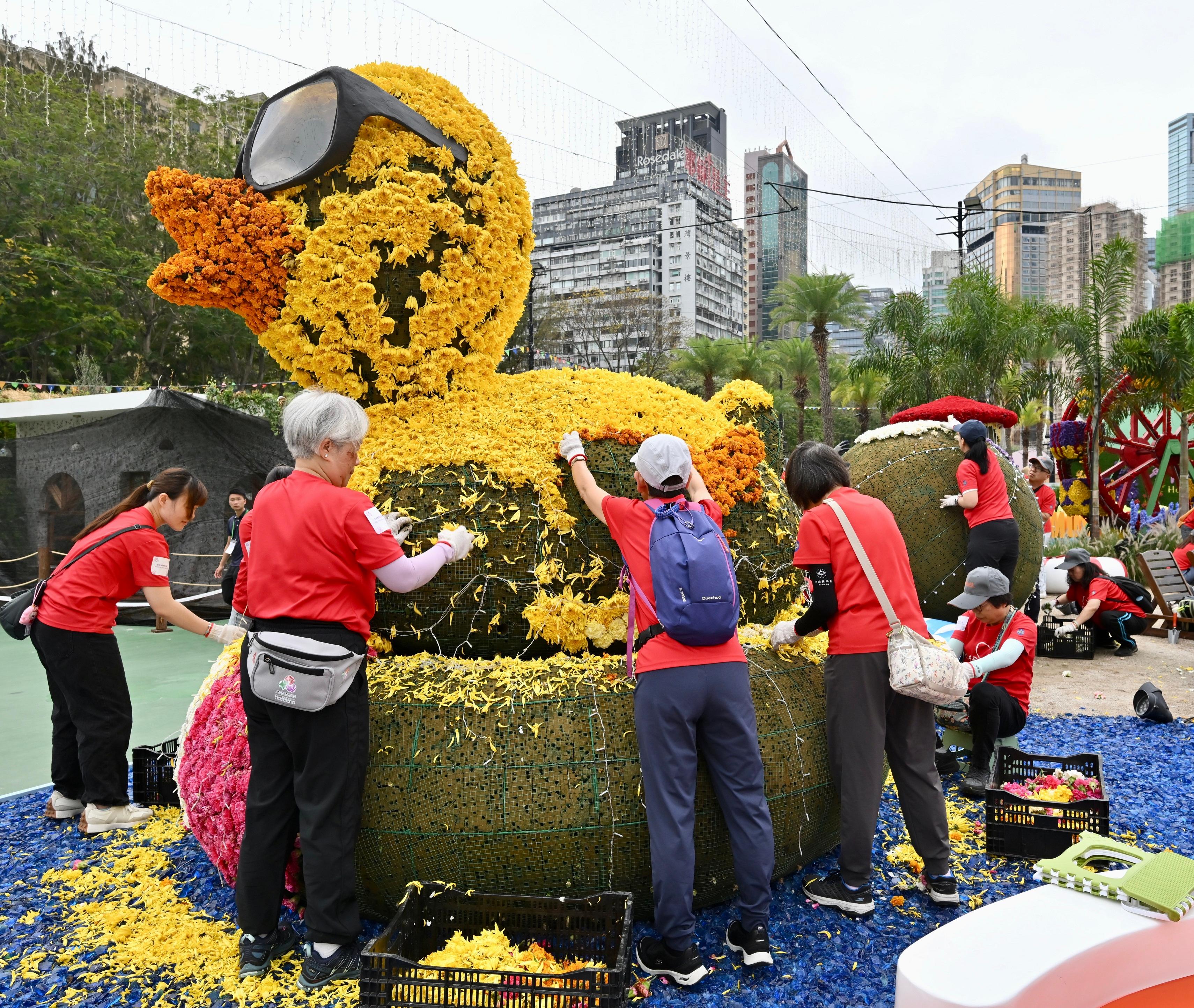 今年的香港花卉展覽（花展）已經圓滿結束，康樂及文化事務署緊接於花展閉幕後兩日，即今日及明日（三月三十日及三十一日）在維多利亞公園舉辦環保回收日活動，加強實行環保措施和減少廢物棄置。圖示義工於會場協助分類並回收花卉。