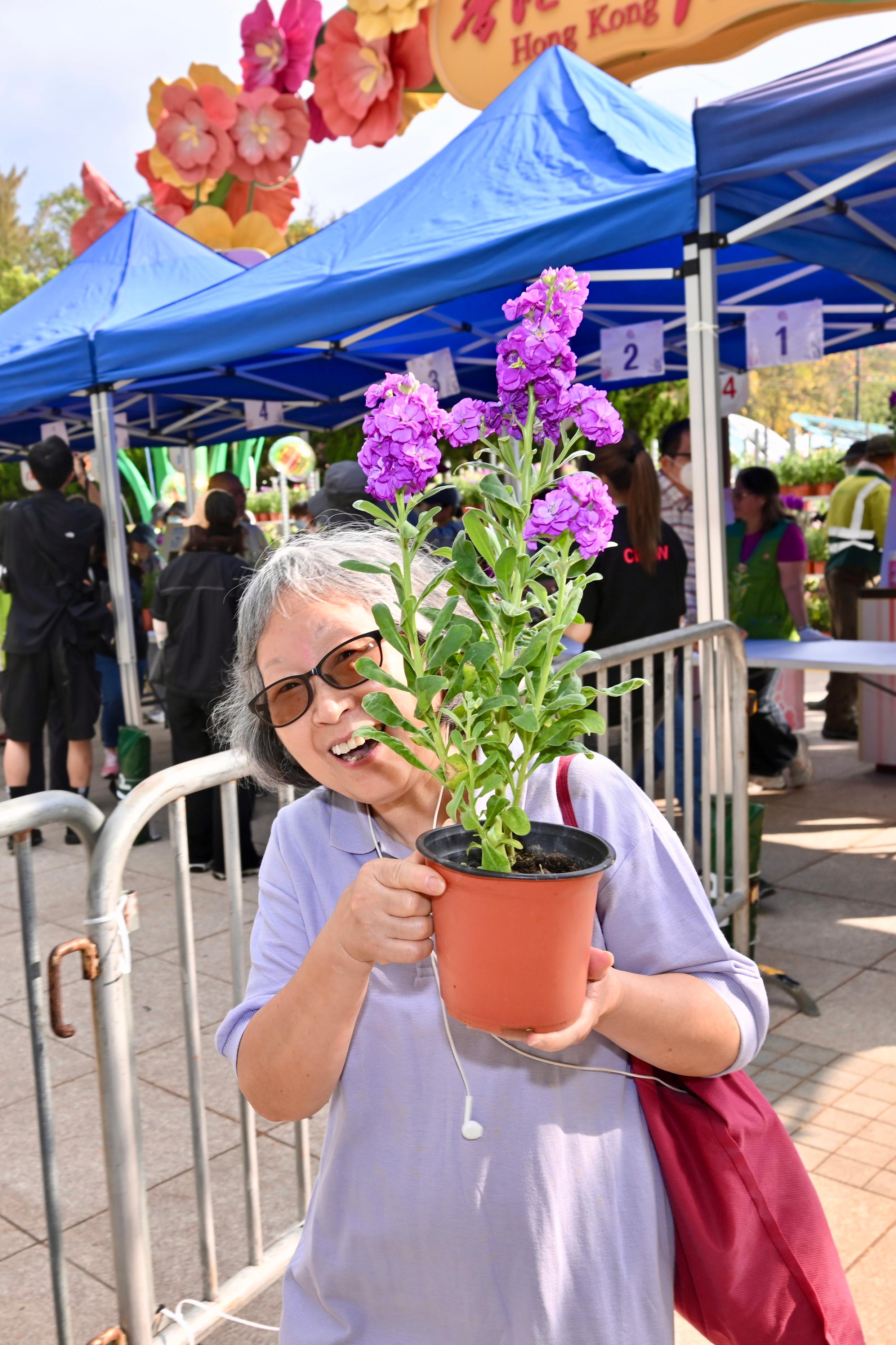 The Leisure and Cultural Services Department is once again holding a Green Recycling Day (GRD) upon the conclusion of this year's Hong Kong Flower Show. The GRD activities were held today (March 30) and will continue tomorrow (March 31) at Victoria Park to reinforce green measures and reduce waste. Around 3 500 pots of flowers were distributed to the public at the park's Sugar Street entrance this morning.


