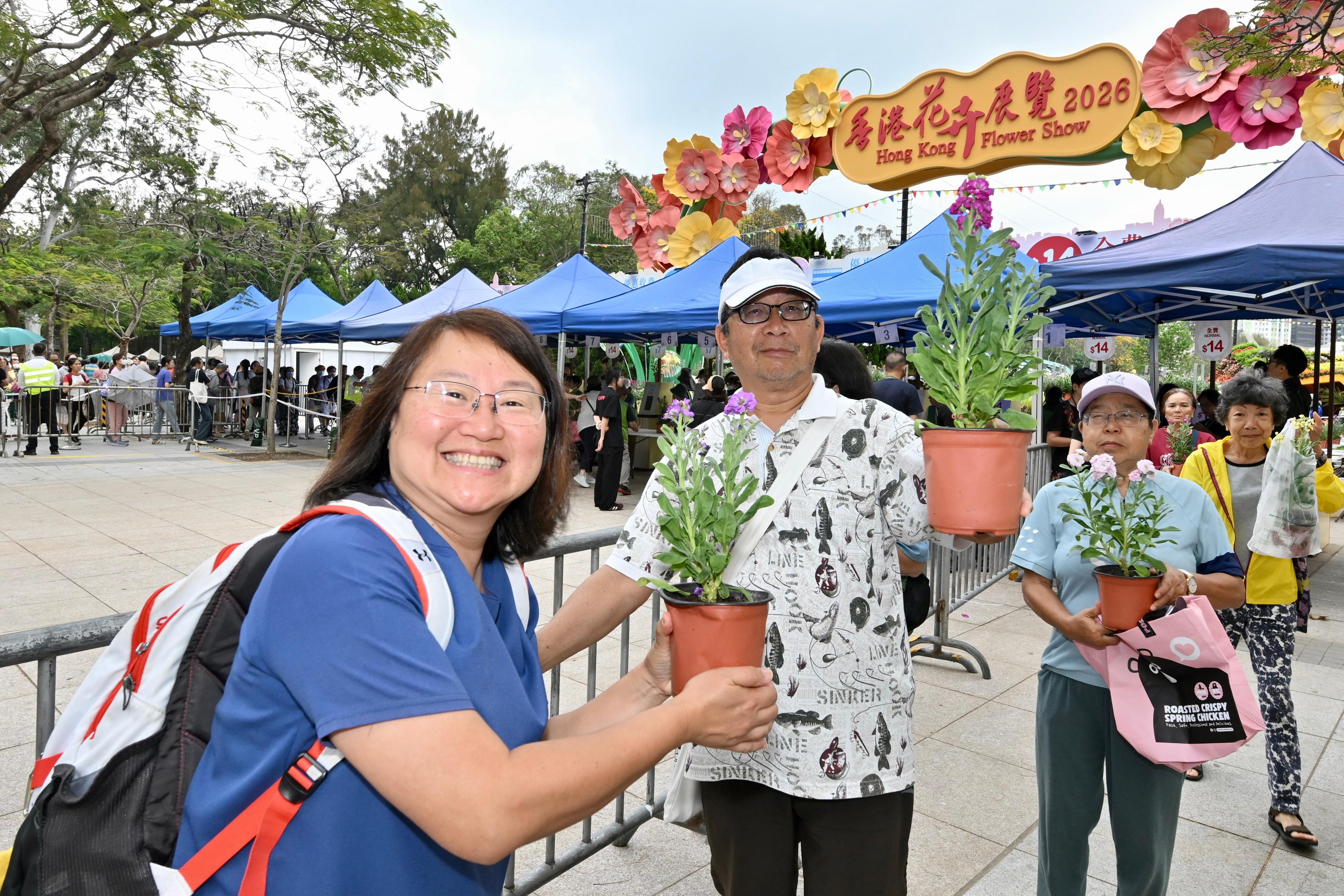 The Leisure and Cultural Services Department is once again holding a Green Recycling Day (GRD) upon the conclusion of this year's Hong Kong Flower Show. The GRD activities were held today (March 30) and will continue tomorrow (March 31) at Victoria Park to reinforce green measures and reduce waste. Around 3 500 pots of flowers were distributed to the public at the park's Sugar Street entrance this morning.
