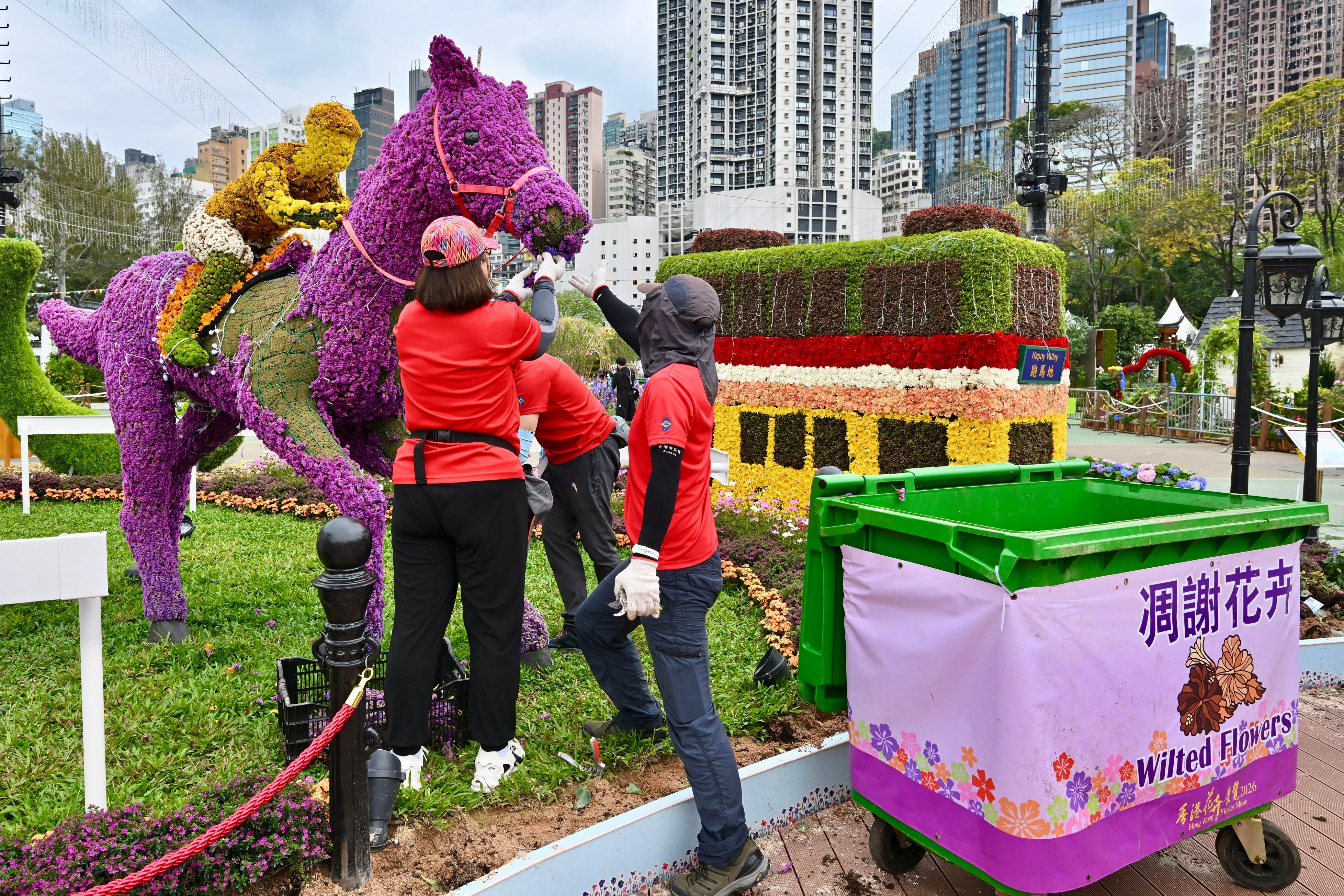 The Leisure and Cultural Services Department is once again holding a Green Recycling Day (GRD) upon the conclusion of this year's Hong Kong Flower Show. The GRD activities were held today (March 30) and will continue tomorrow (March 31) at Victoria Park to reinforce green measures and reduce waste. Photo shows volunteers helping classify and collect flowers at the showground.
