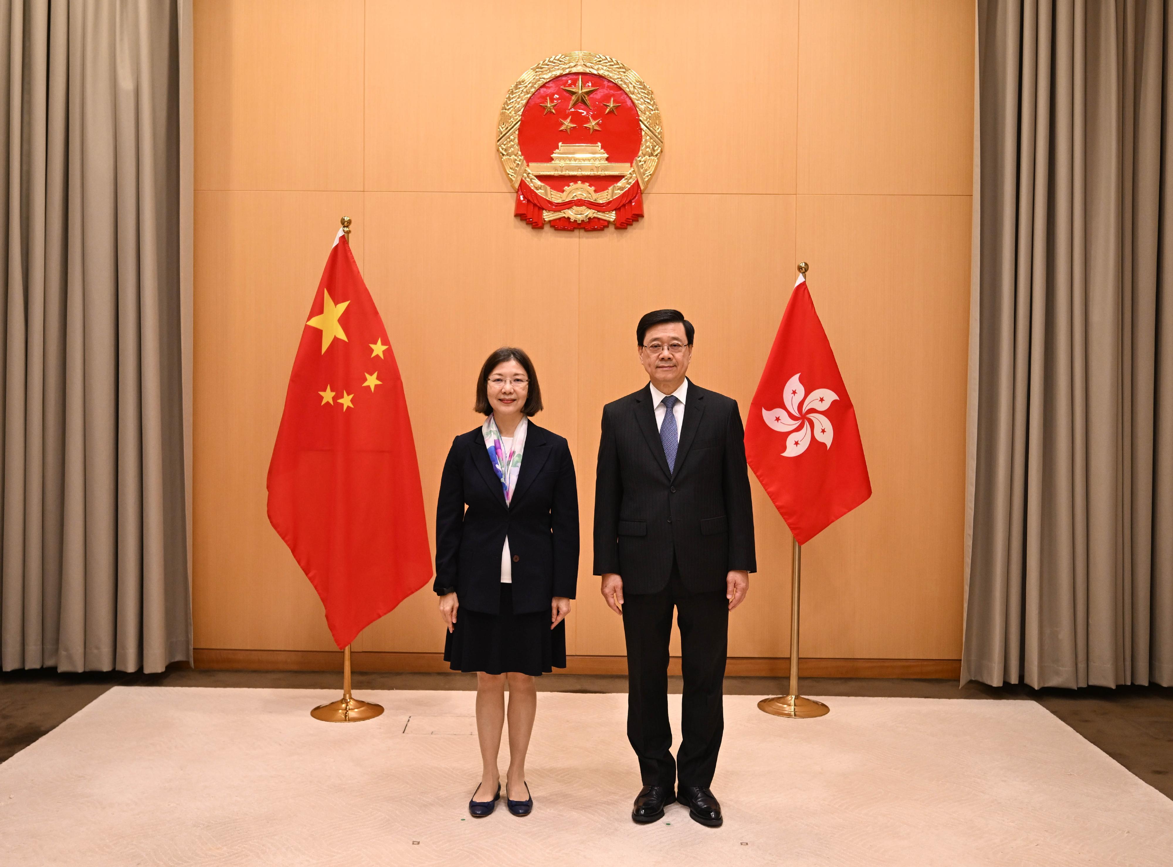 The Chief Executive, Mr John Lee (right), is pictured with the new Secretary for Constitutional and Mainland Affairs, Miss Janice Tse Siu-wa (left), today (March 30).