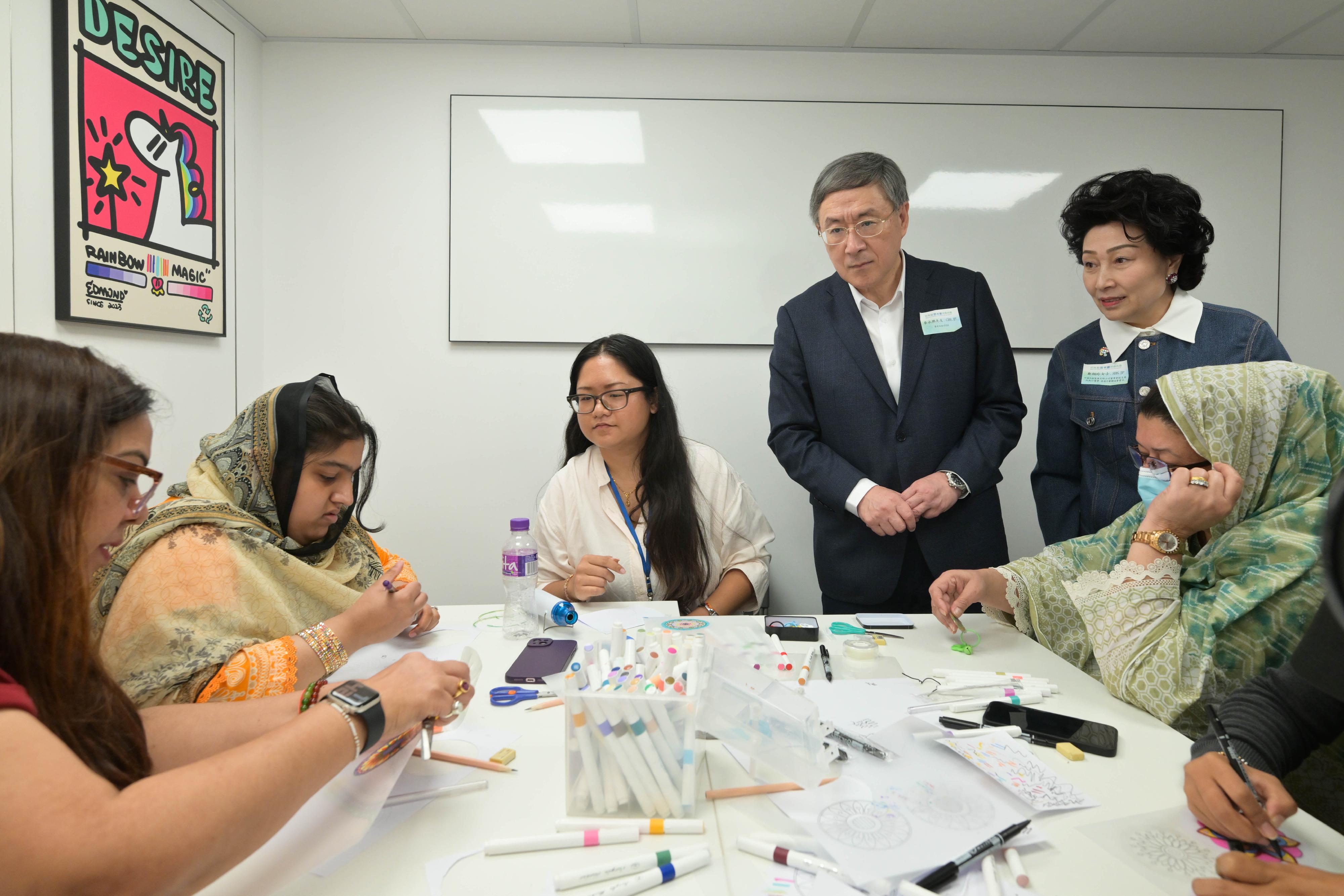 署理政務司司長卓永興今日（三月三十日）主持旺角社區客廳開幕典禮。中央人民政府駐香港特別行政區聯絡辦公室副主任羅永綱及勞工及福利局局長孫玉菡亦一同主禮。圖示卓永興（站立，左）在多功能室了解少數族裔受惠人士參與學習活動。