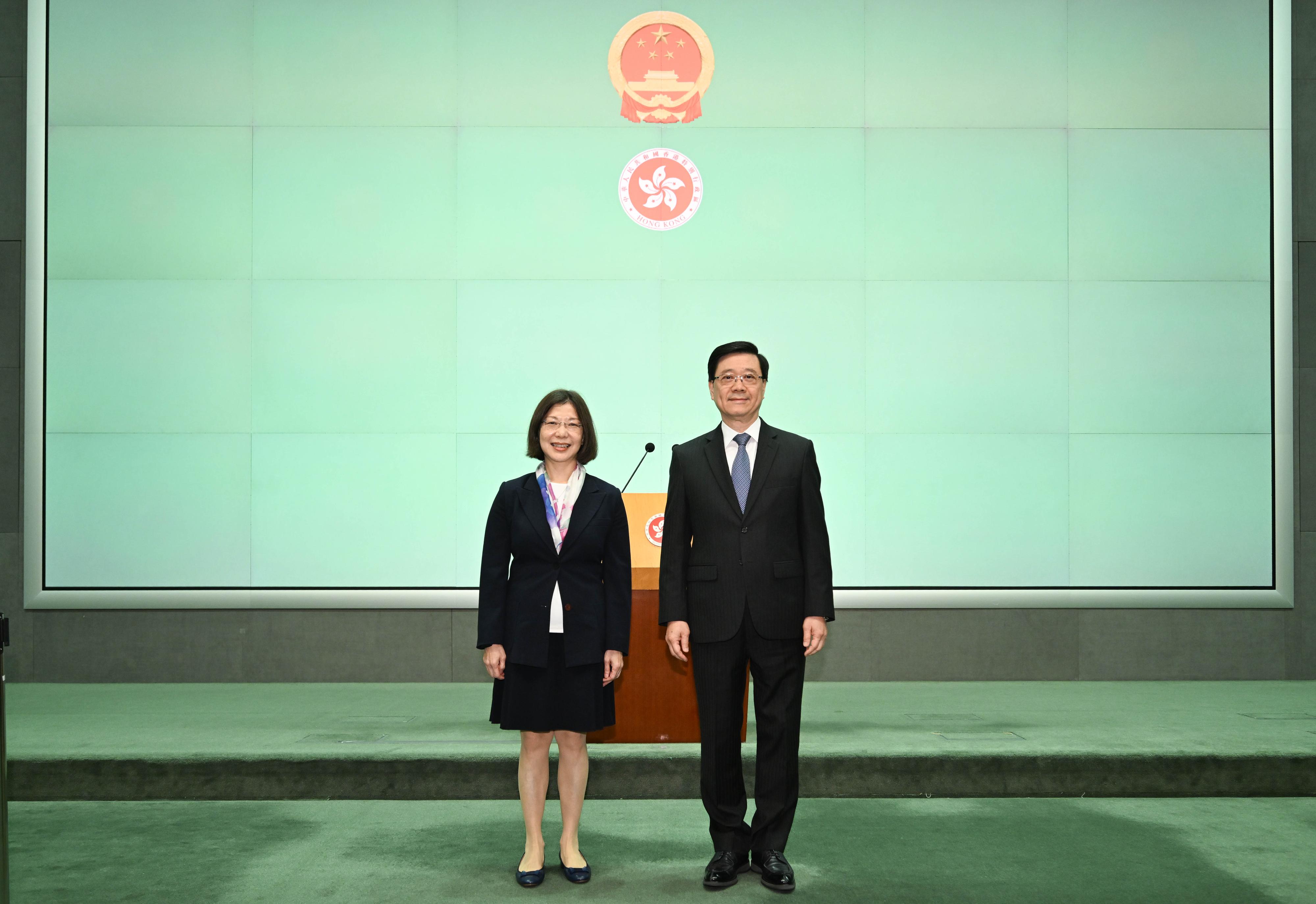 行政長官李家超（右）今日（三月三十日）與政制及內地事務局局長謝小華（左）會見傳媒。