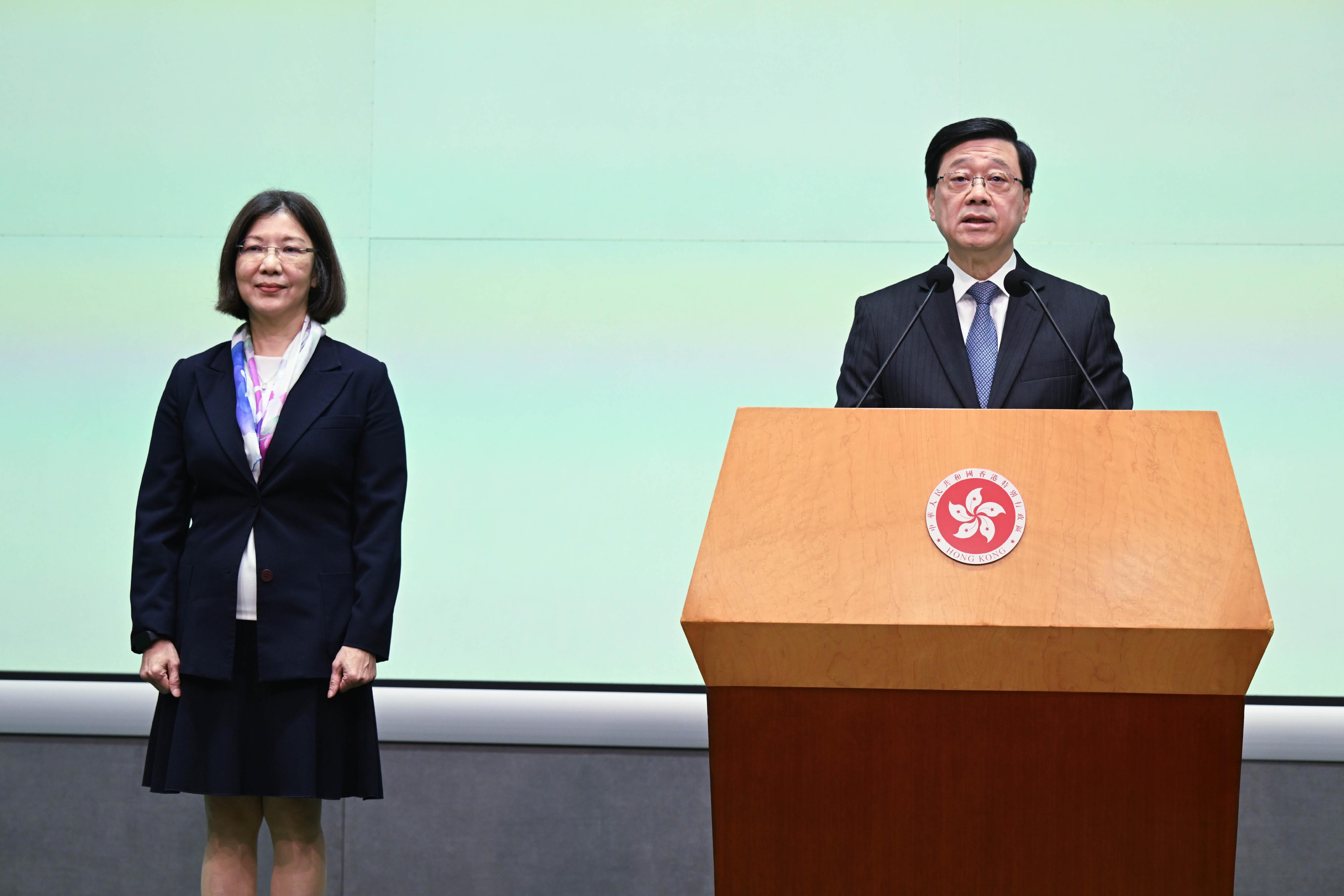 行政長官李家超（右）今日（三月三十日）與政制及內地事務局局長謝小華（左）會見傳媒。