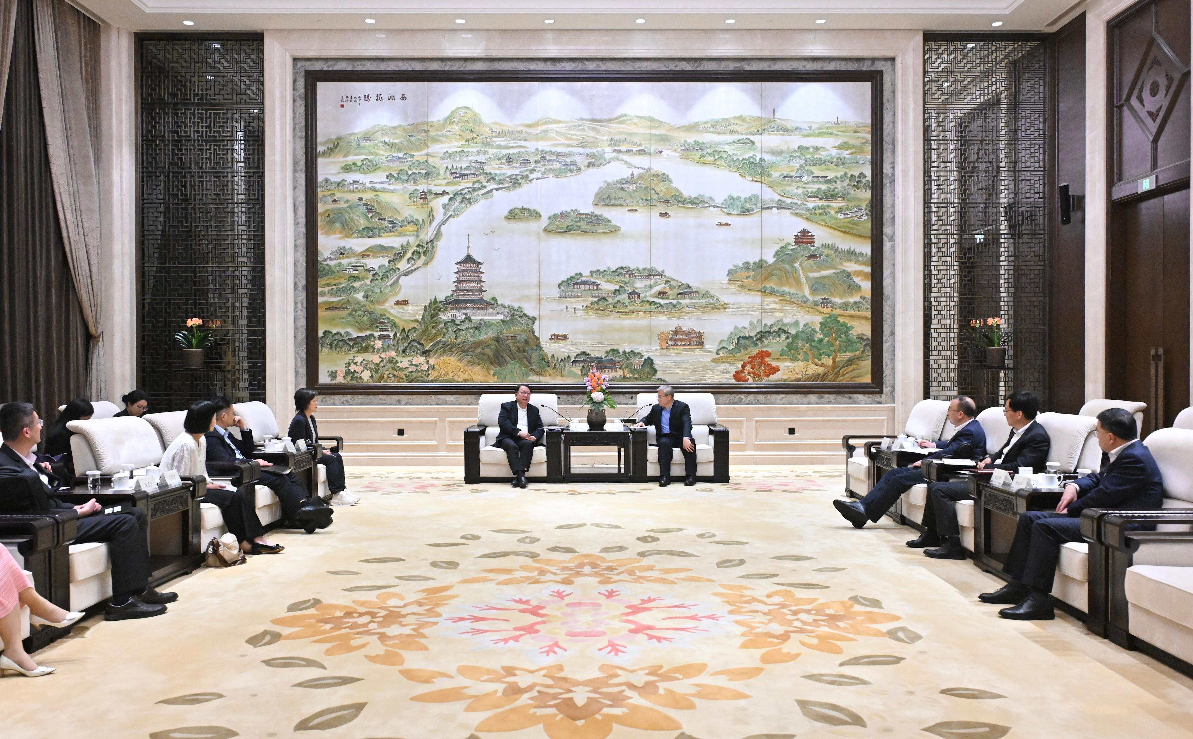 政務司司長陳國基率領「北部都會區發展委員會」轄下「大學城籌劃及建設組」代表團今日（三月三十日）訪問浙江。圖示陳國基（左五）、教育局局長蔡若蓮博士（左四）及代表團在杭州與浙江省委常委、常務副省長徐文光（右四）及其他浙江省官員會面。