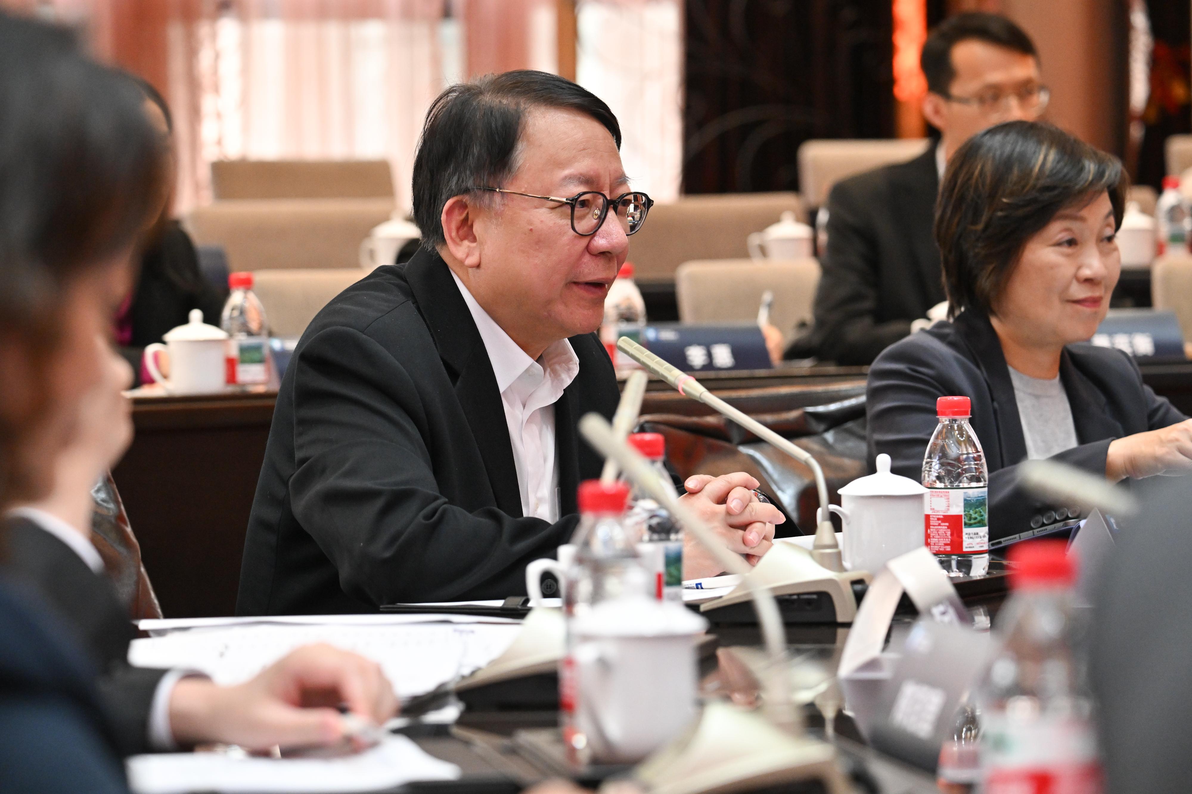 The Chief Secretary for Administration, Mr Chan Kwok-ki, led the delegation of the Working Group on Planning and Construction of the University Town under the Committee on Development of the Northern Metropolis to visit Zhejiang today (March 30). Photo shows Mr Chan (left) visiting the Ningbo Higher Education Park and exchanging views with representatives from the Department of Education of Zhejiang Province, the Ningbo Municipal Government, the Ningbo Municipal Education Bureau, and heads of various higher education institutions in the park. 