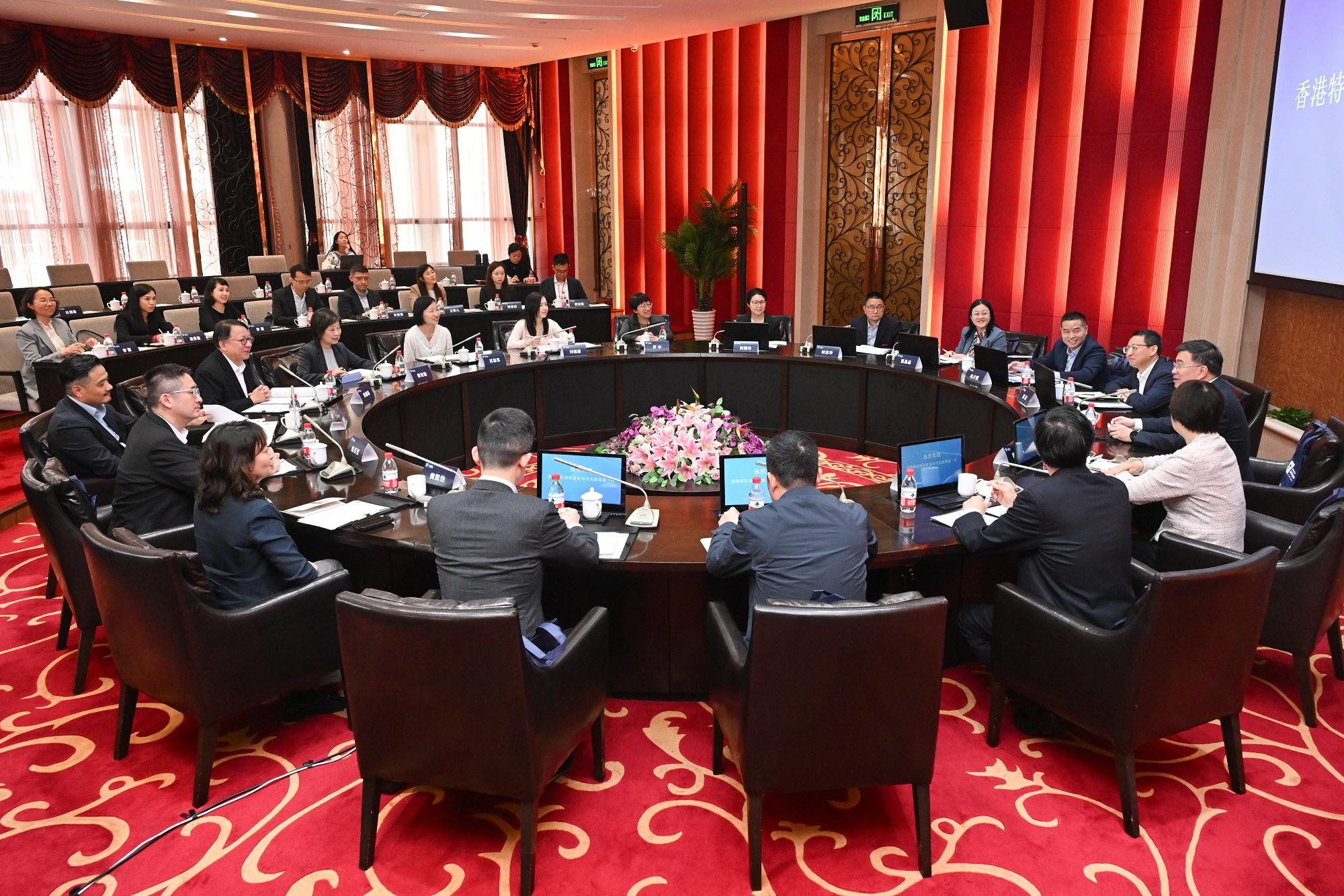 The Chief Secretary for Administration, Mr Chan Kwok-ki, led the delegation of the Working Group on Planning and Construction of the University Town under the Committee on Development of the Northern Metropolis to visit Zhejiang today (March 30). Photo shows Mr Chan, the Secretary for Education, Dr Choi Yuk-lin, and the delegation exchanging views with representatives from the Department of Education of Zhejiang Province, the Ningbo Municipal Government, the Ningbo Municipal Education Bureau, and heads of various higher education institutions in the park. 
