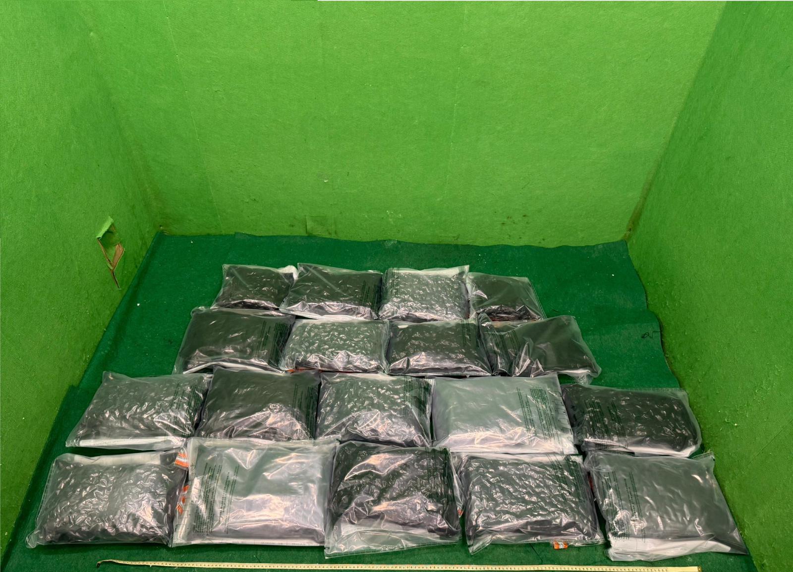 香港海關在香港國際機場偵破三宗行李藏毒的販毒案件，共檢獲約二十二公斤懷疑氯胺酮、約二十一公斤懷疑大麻花、約九點五克無煙煙草、一支另類吸煙產品和兩粒電子煙彈，估計市值共約一千三百萬元，並拘捕三名男子。圖示第二宗案件中檢獲的懷疑大麻花。