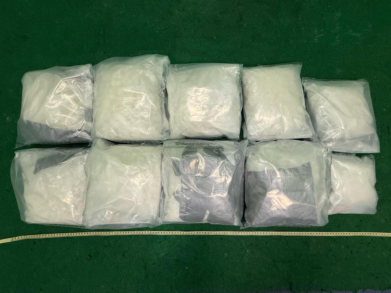 香港海關在香港國際機場偵破三宗行李藏毒的販毒案件，共檢獲約二十二公斤懷疑氯胺酮、約二十一公斤懷疑大麻花、約九點五克無煙煙草、一支另類吸煙產品和兩粒電子煙彈，估計市值共約一千三百萬元，並拘捕三名男子。圖示第三宗案件中檢獲的懷疑氯胺酮。