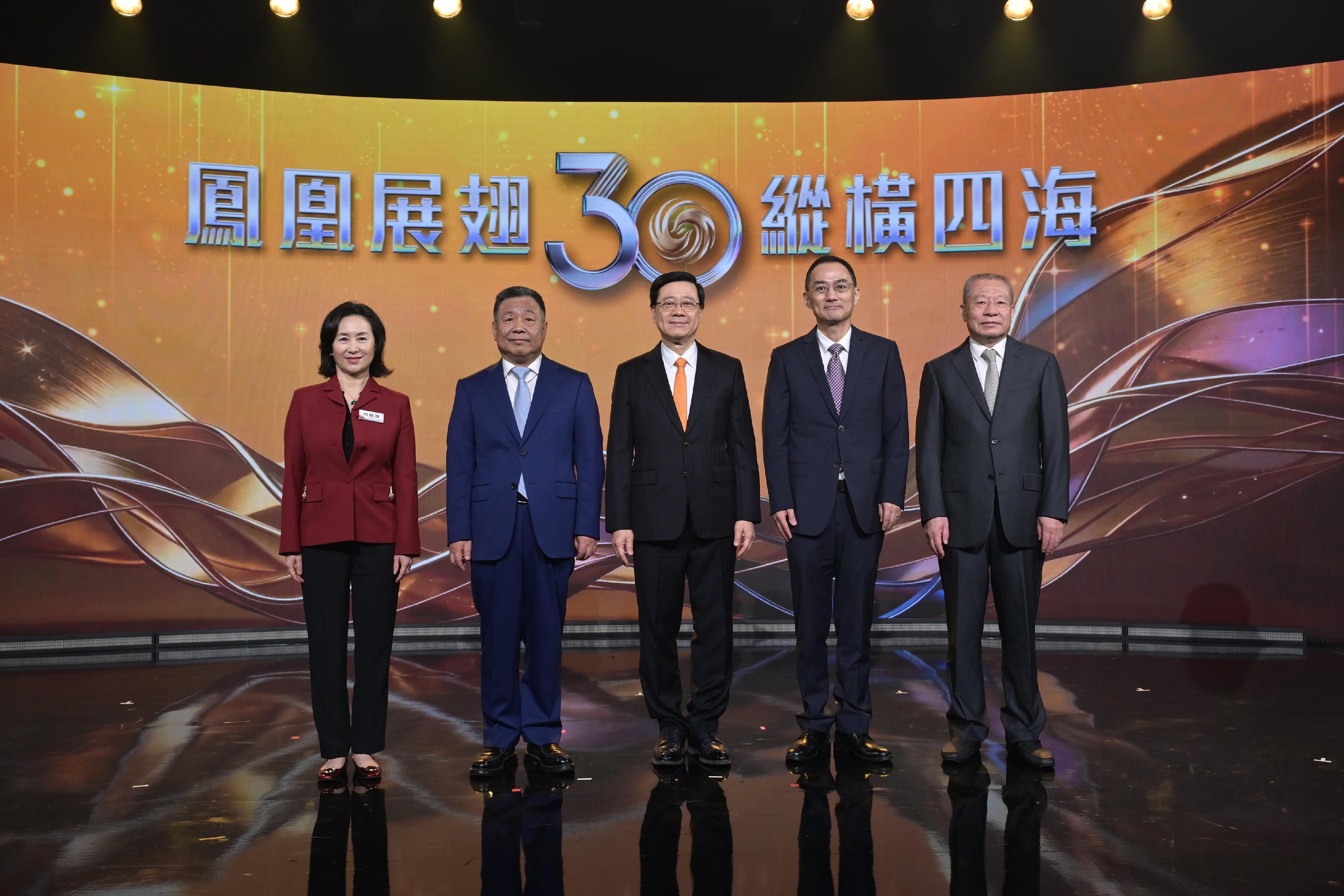 行政長官李家超今日（三月三十一日）出席鳳凰衛視30周年台慶盛典。圖示（左起）第十四屆全國政協常務委員會委員何超瓊、紫荊文化集團董事長許正中、李家超、鳳凰衛視董事局主席兼行政總裁徐威和鳳凰衛視常務副行政總裁兼總編輯孫玉勝在活動合照。